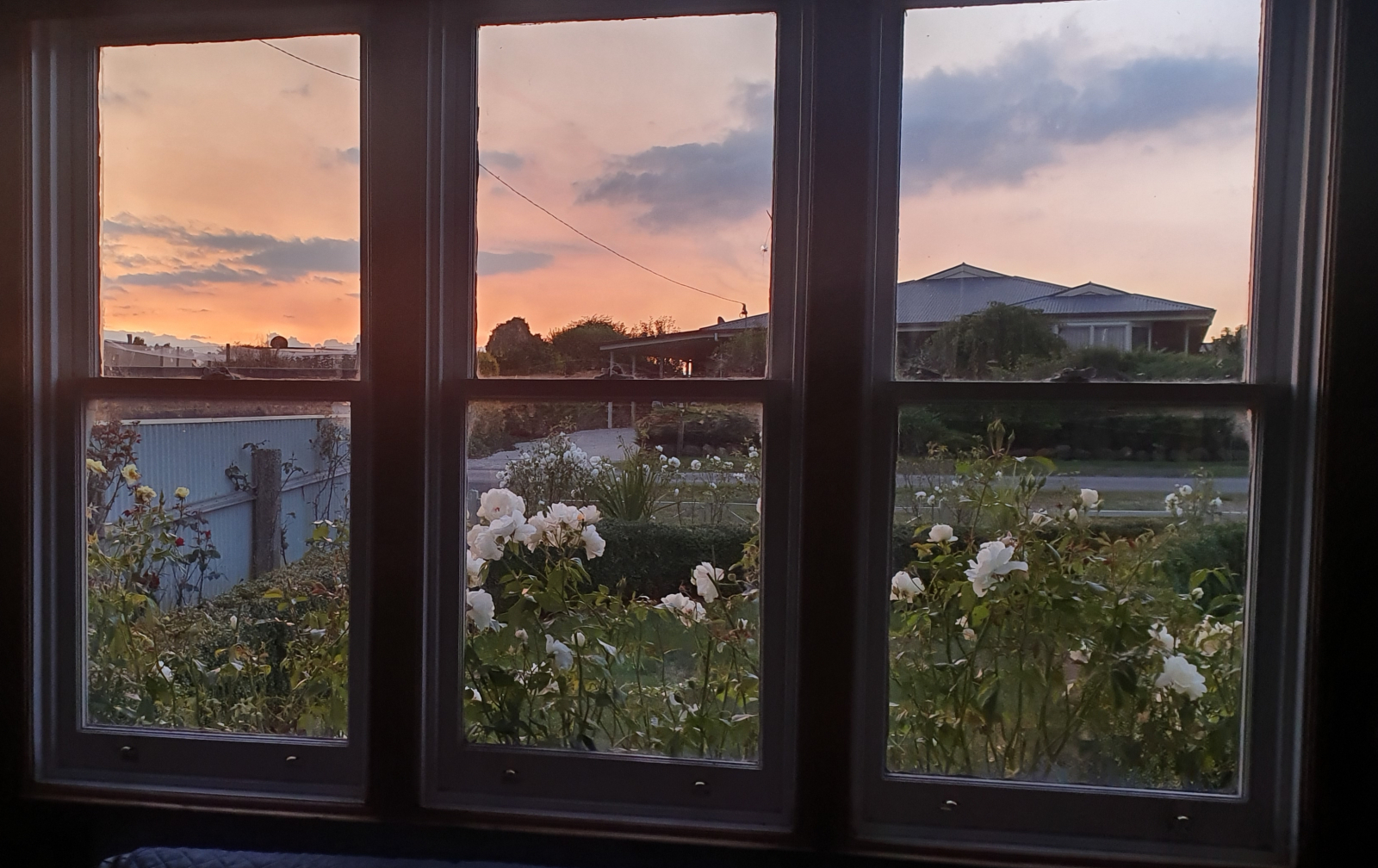 Le coucher de soleil à travers les fenêtres du salon.