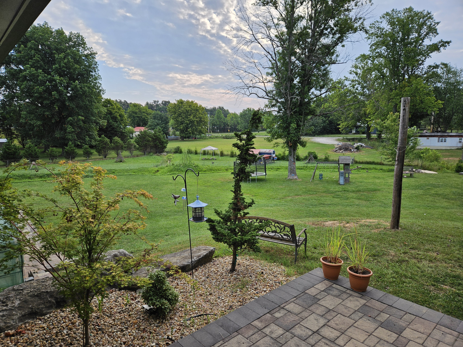 Nous sommes sur 3 acres. La cour arrière dispose d’un trampoline et d’une aire de jeux pour les enfa ...