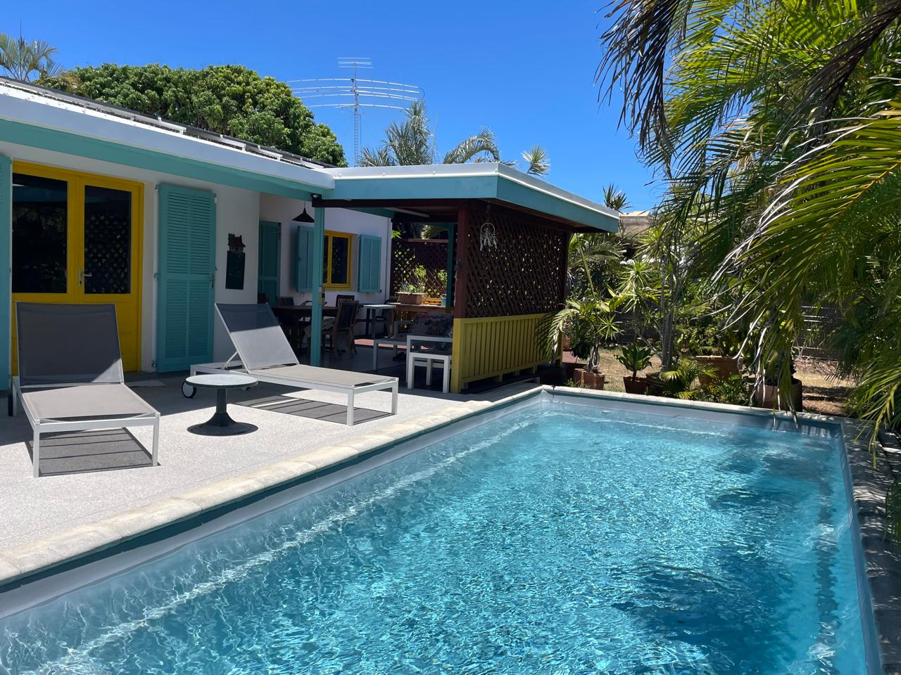 A beautiful house with a sun-colored pool for a family of 6.