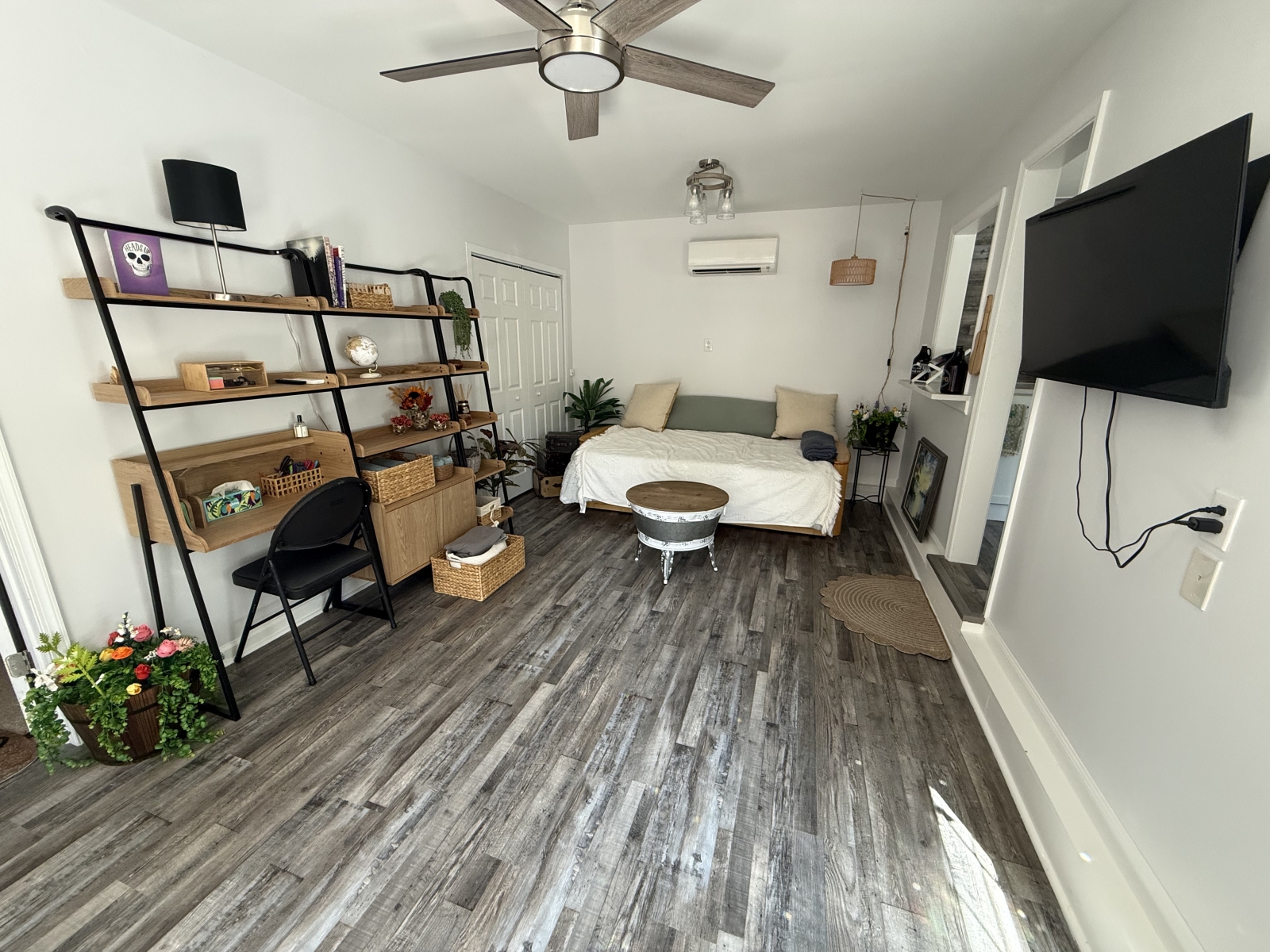 O pequeno apartamento atrás da casa.