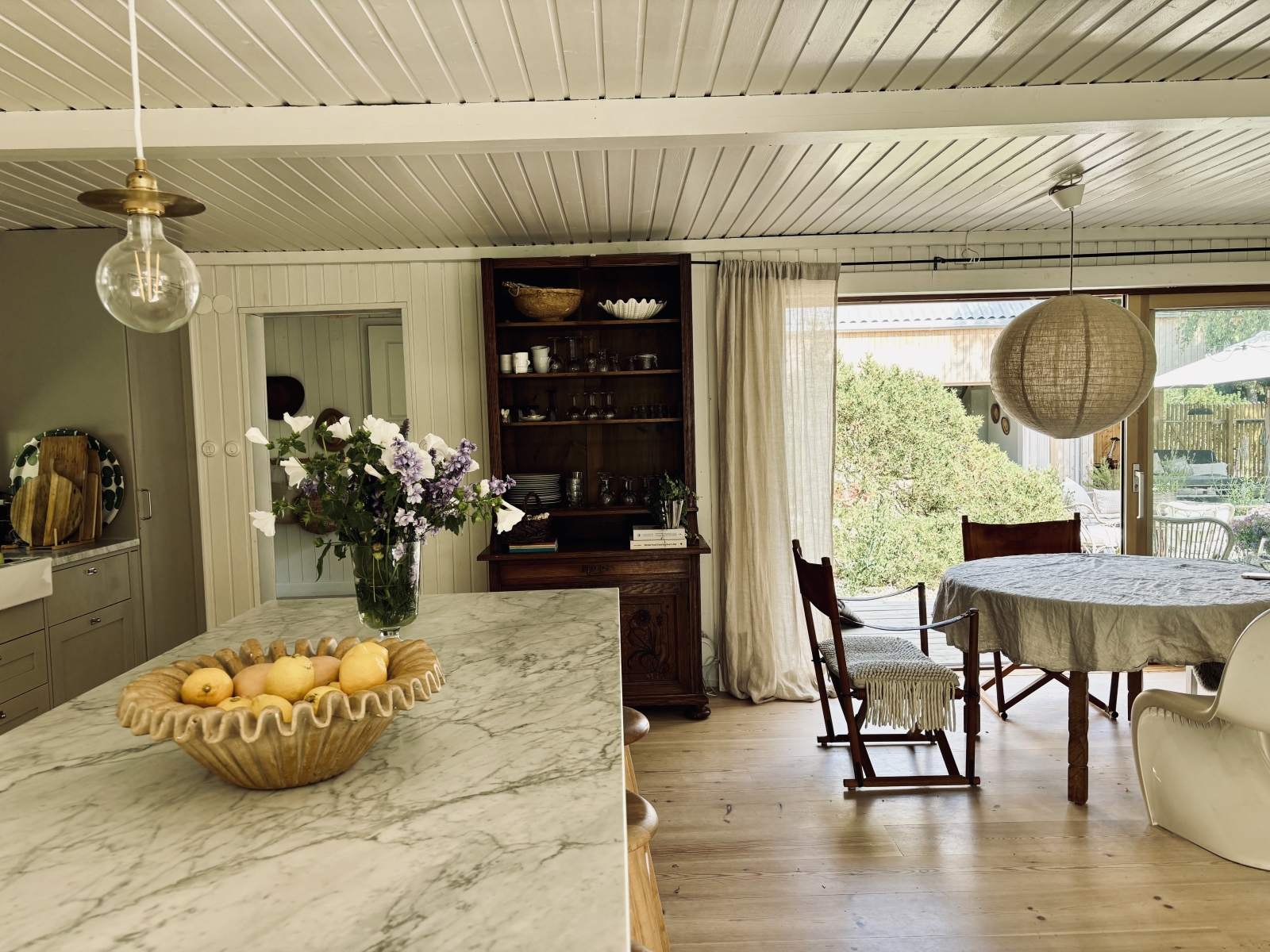 Social beach house by the most beautiful beach in Sweden. Close to nature, several white beaches, tranquility of Österlen and close to buzzing Copenhagen.