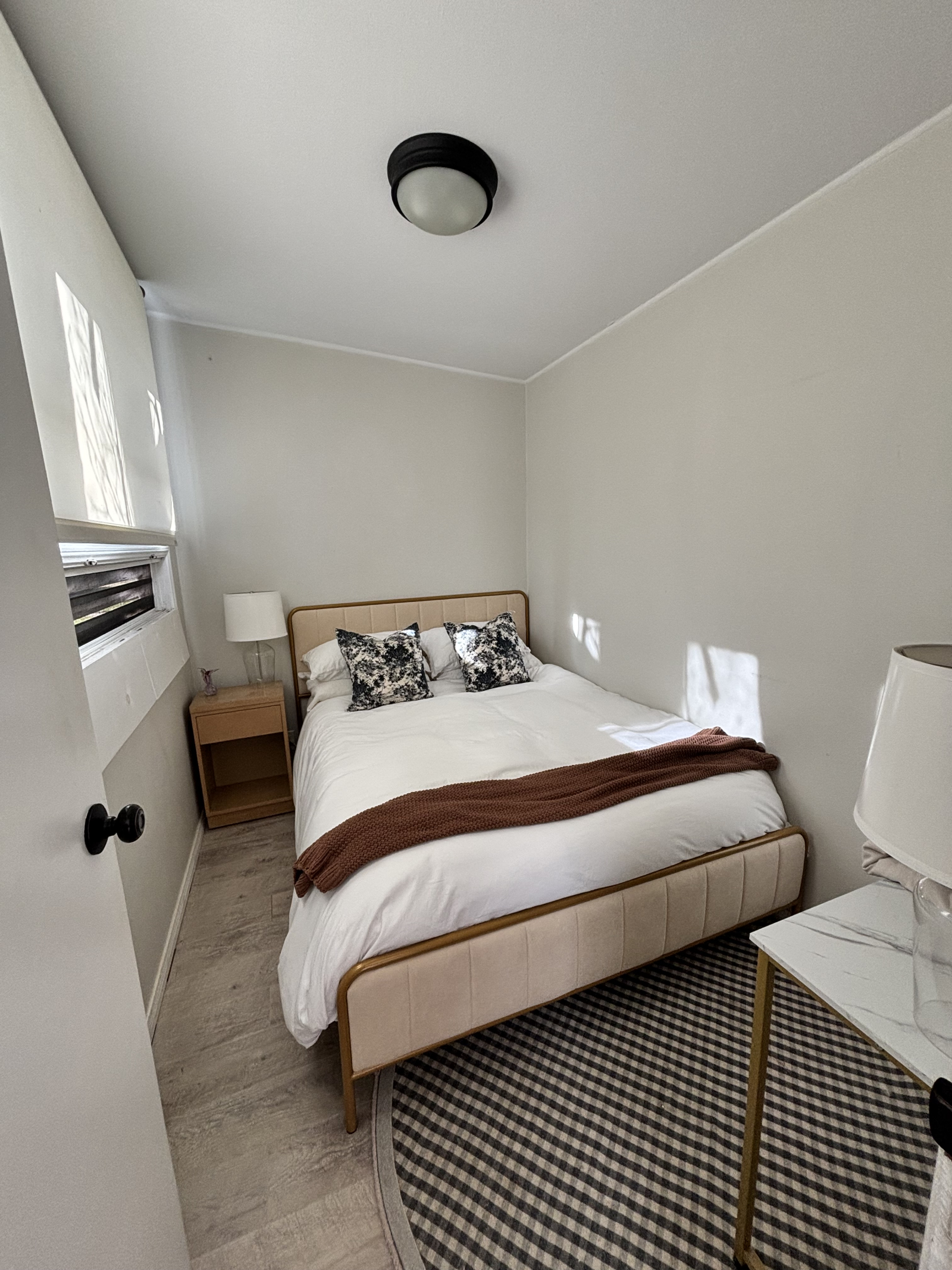 Dormitorio 2 con cama queen y gran ventana panorámica con mucha luz natural