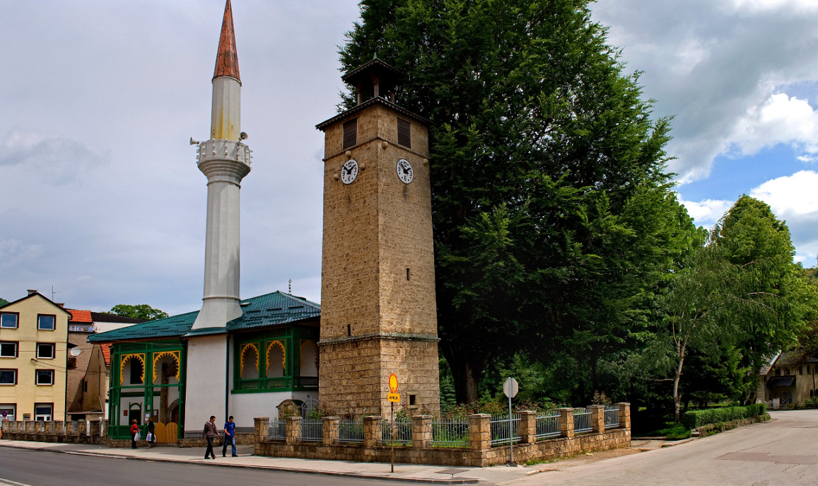 Een wandeling langs de belangrijkste voetgangersader van Travnik brengt je naar de Lukačka-moskee, g ...