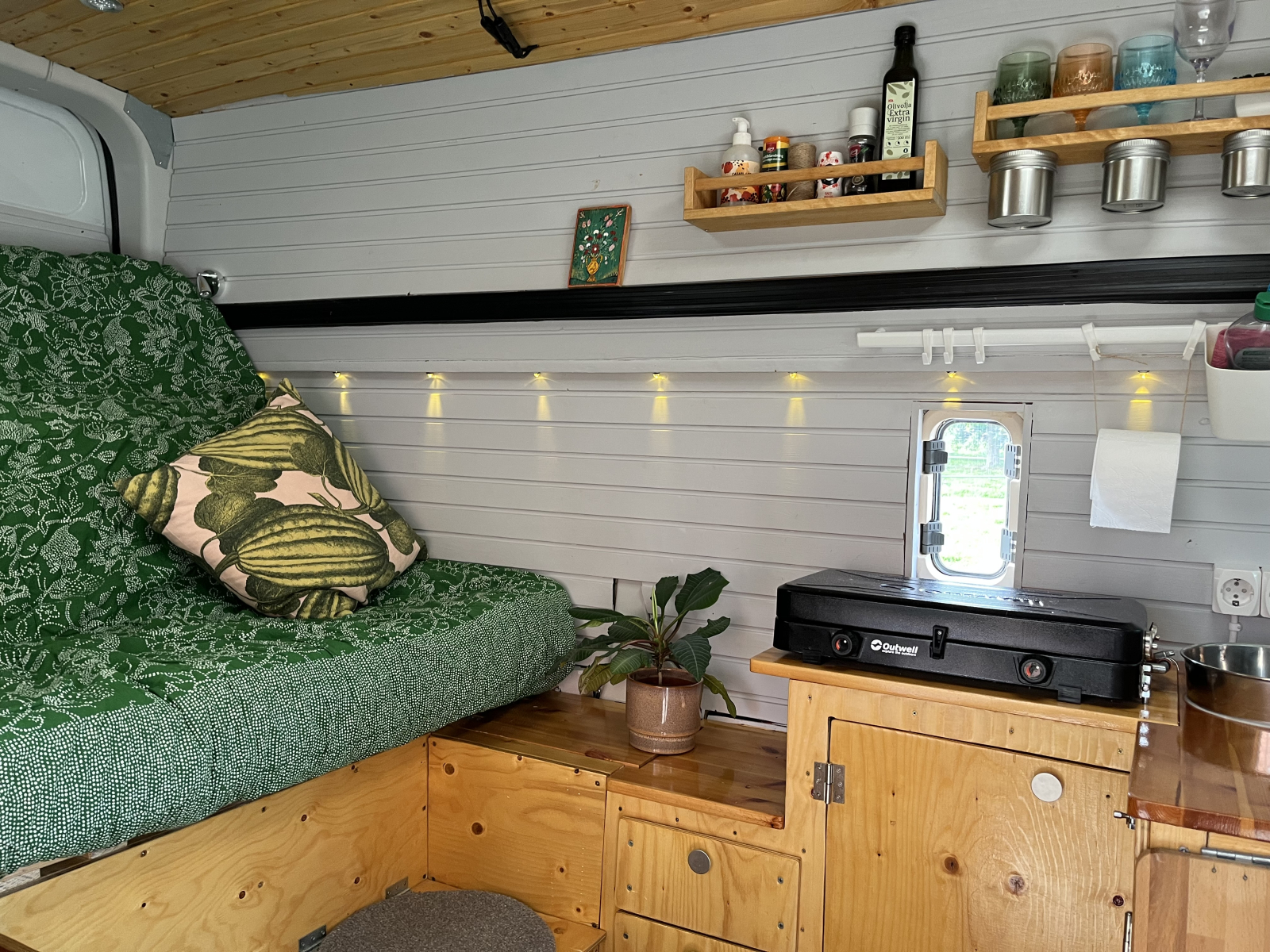 Il divano si trasforma facilmente in un comodo letto per due.