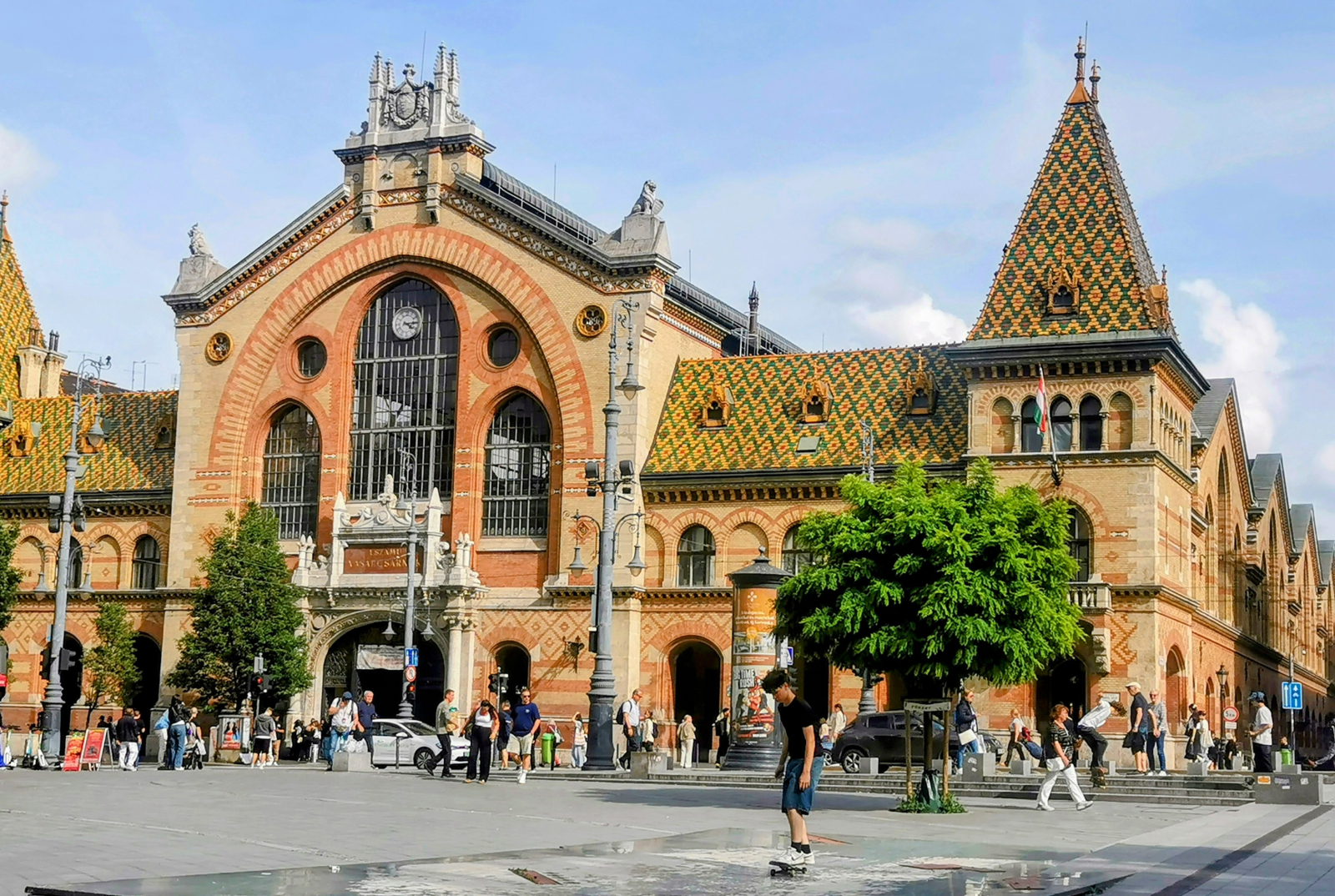 A menudo se puede ver a los adolescentes saltando en patinetas en la plaza frente al Gran Mercado de ...