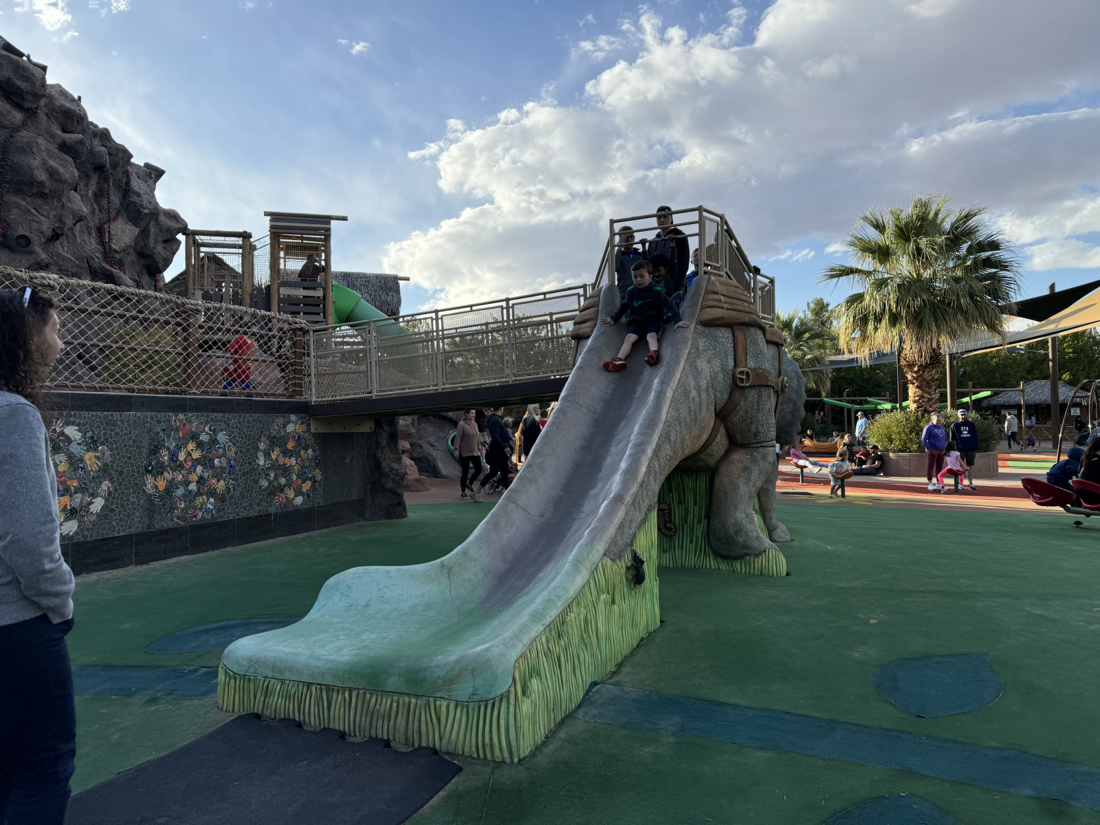 Le parc Thunder Junction All Abilities propose un petit trajet en train, un splash pad, un volcan en ...