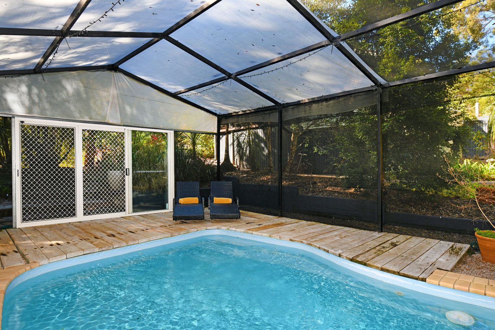 Piscine chauffée à l’énergie solaire, entièrement couverte pendant les mois d’été.