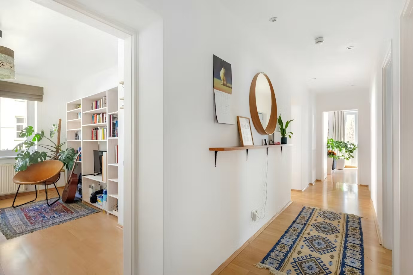 Beim Betreten unserer Wohnung sehen Sie den hellen Flur, der zum Gästezimmer und zum Rest der Wohnun ...