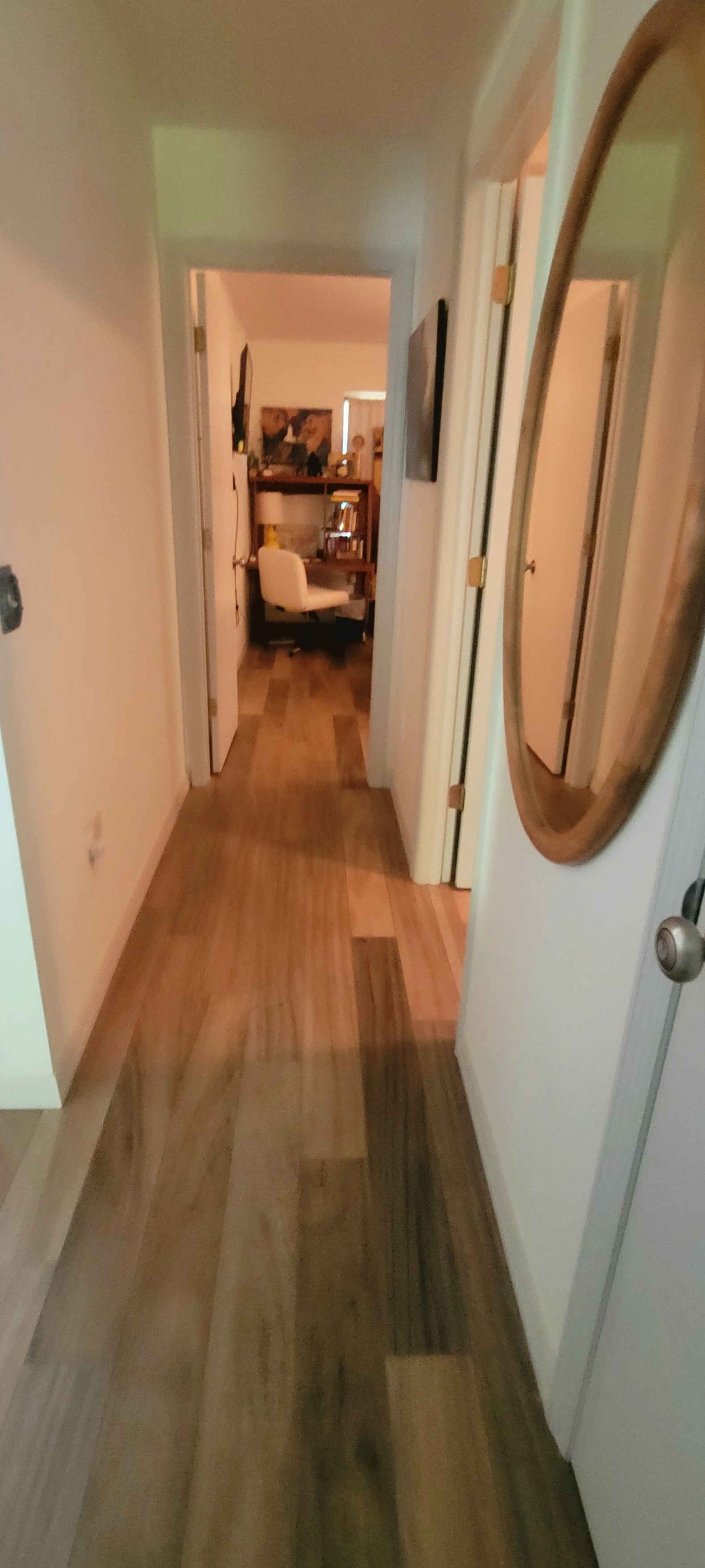 CORREDOR QUE SEPARA OS 2 QUARTOS.  E O BANHEIRO FICA NA ÁREA INTERMEDIÁRIA