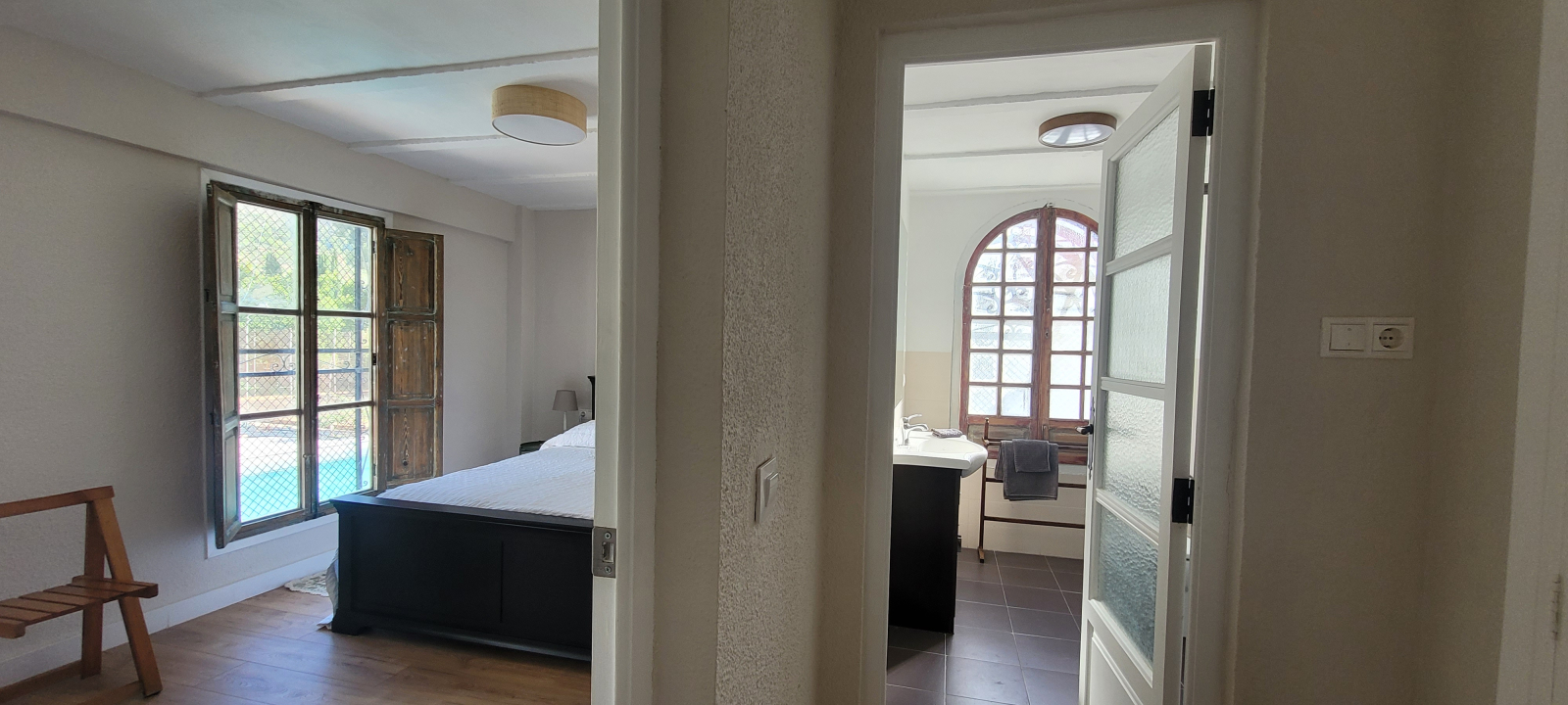 Large bedroom wiht views to the pool/ garden and mountains. adjacent / separate bathroom