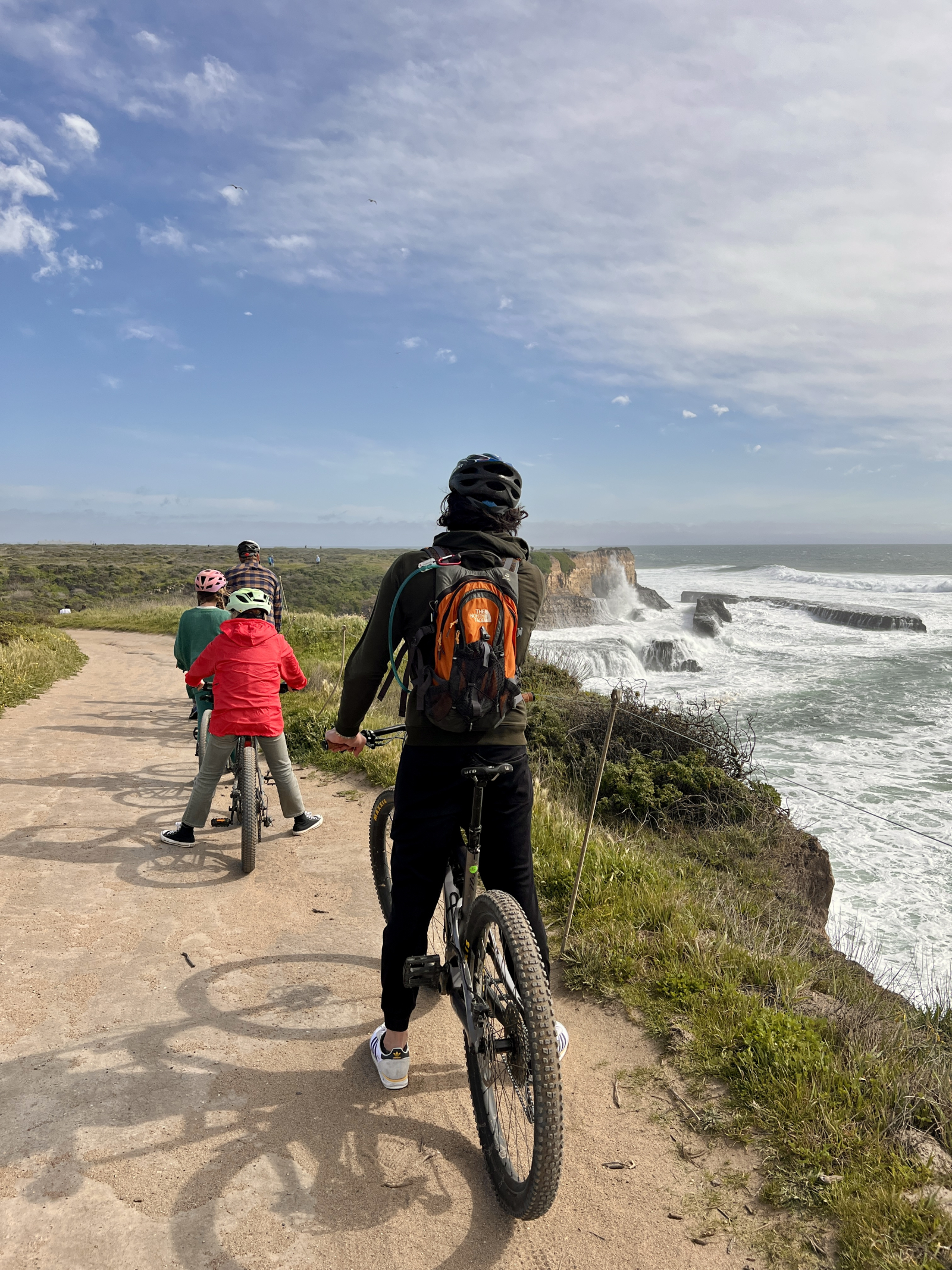 Fietsen langs de kliffen van Wilder Ranch State Park. We hebben twee grote kinderfietsen beschikbaar ...