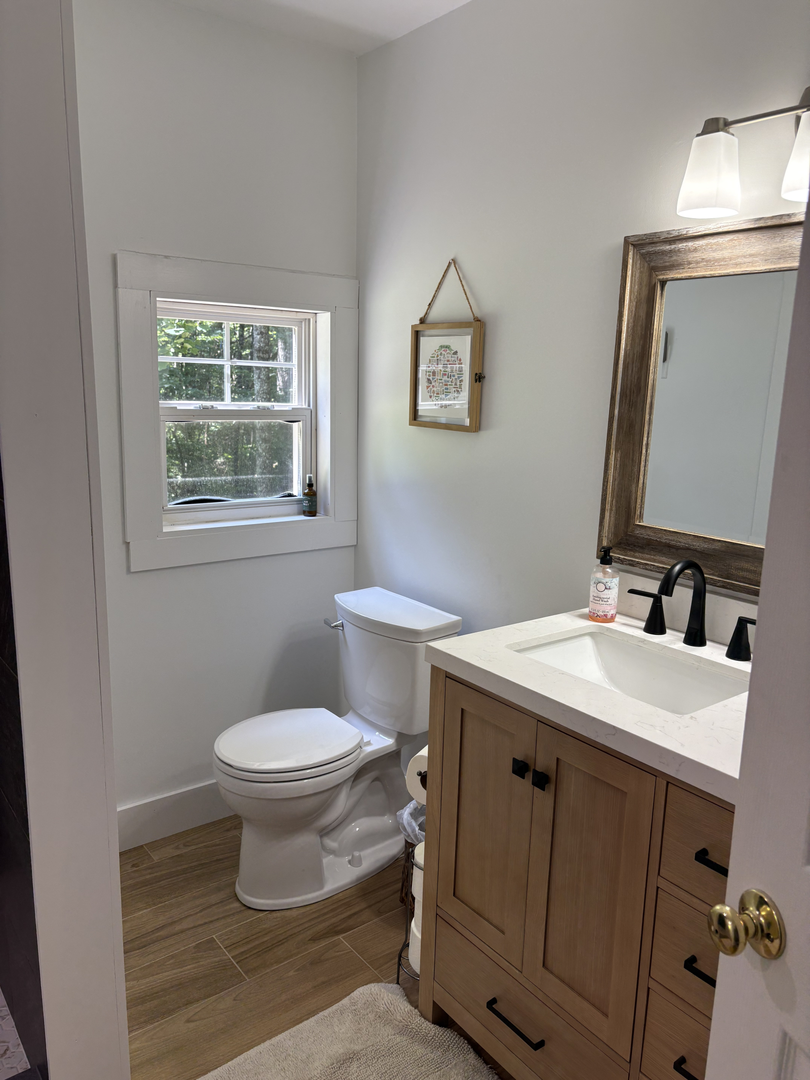 Onlangs gerenoveerde badkamer met daaronder extra handdoeken, basis shampoo, conditioner, body wash, ...