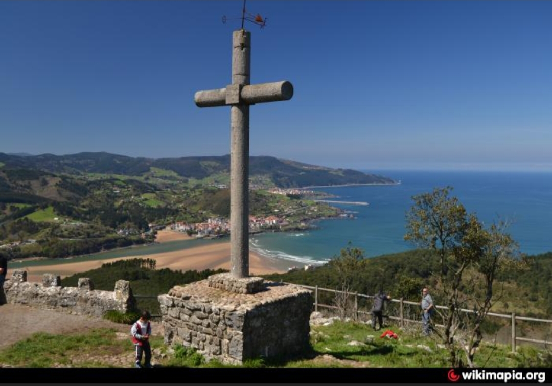 Blick von San Pedro de Atxarre, mit dem Strand von Laida unten und Mundaka dahinter