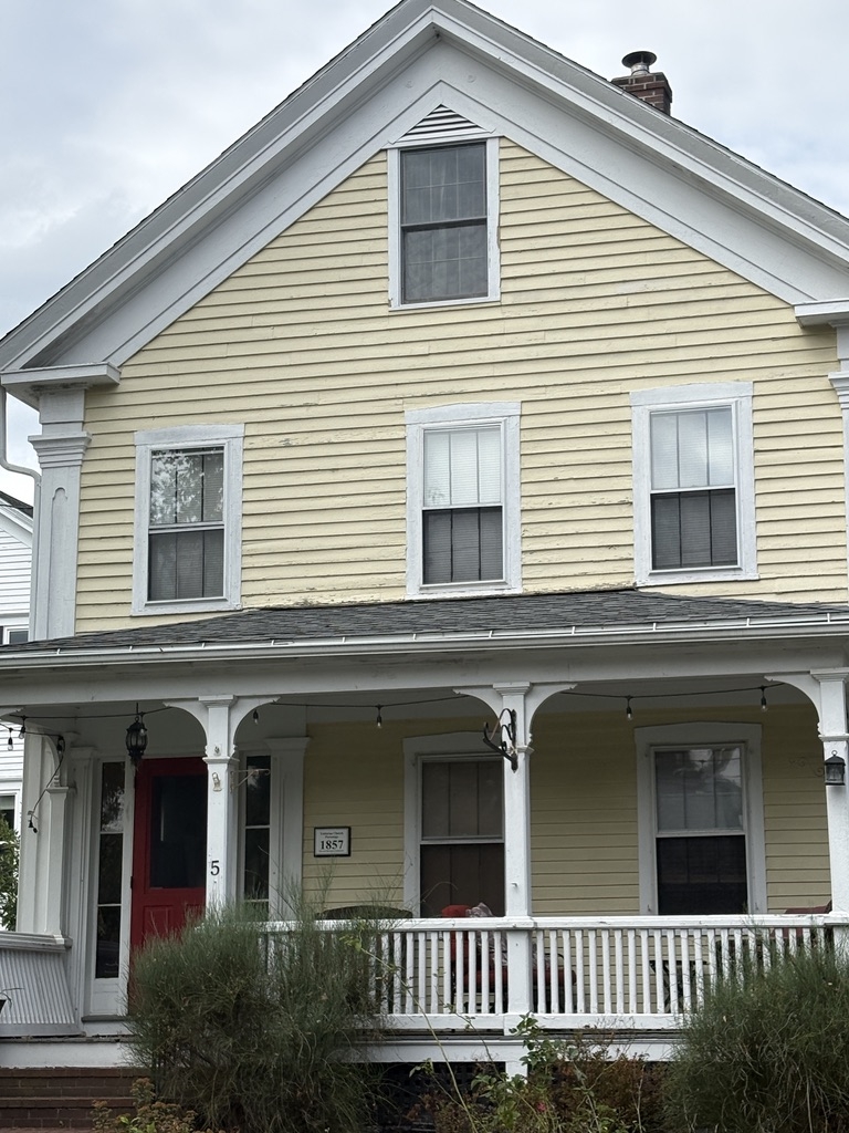 Geräumiges Familienhaus aus den 1850er Jahren, eine Stunde von Boston entfernt, Herz des Apfellandes Neuenglands.