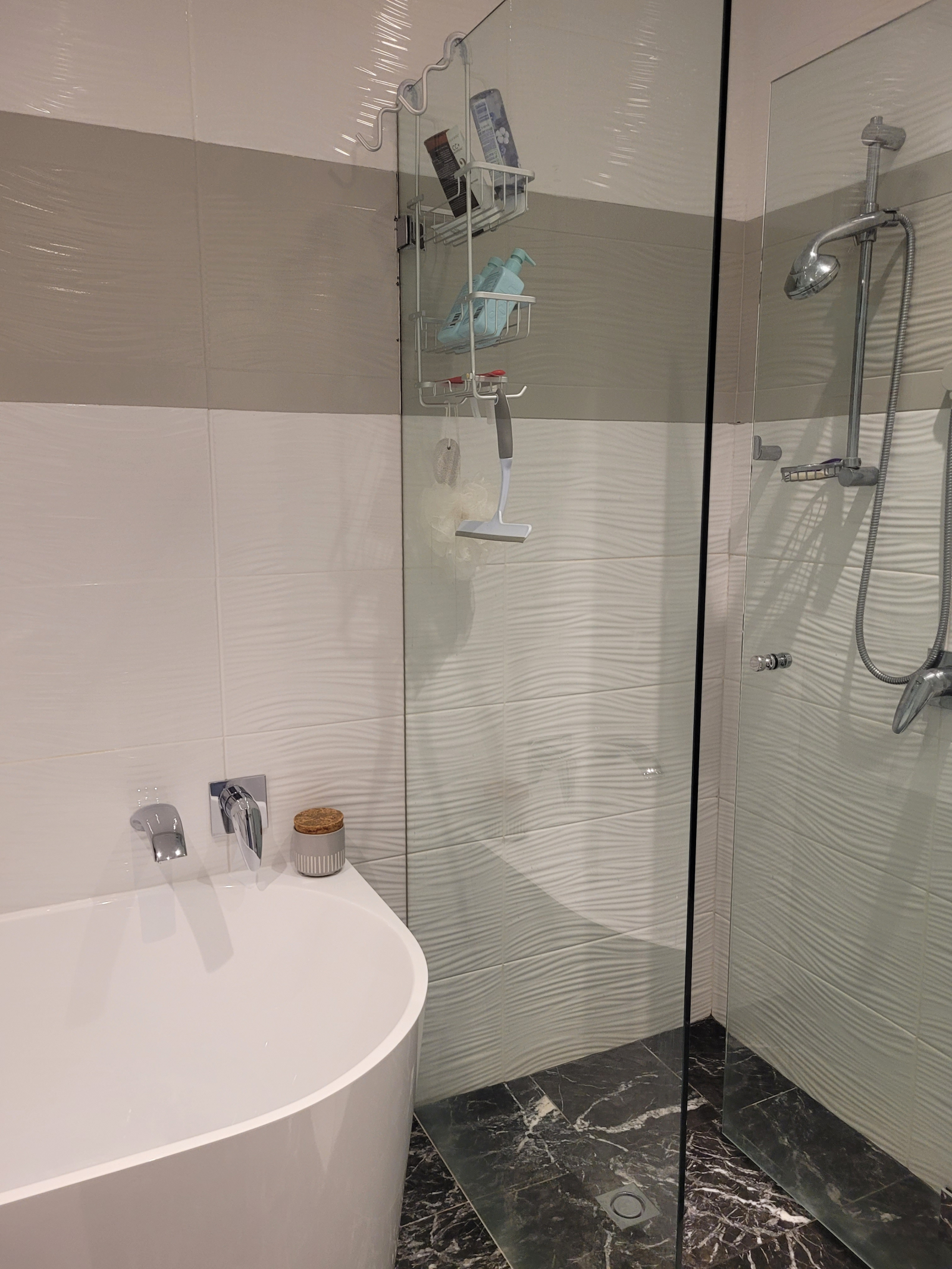 El baño principal fue renovado a finales de 2024 y tiene una gran ducha de vidrio a ras de suelo.