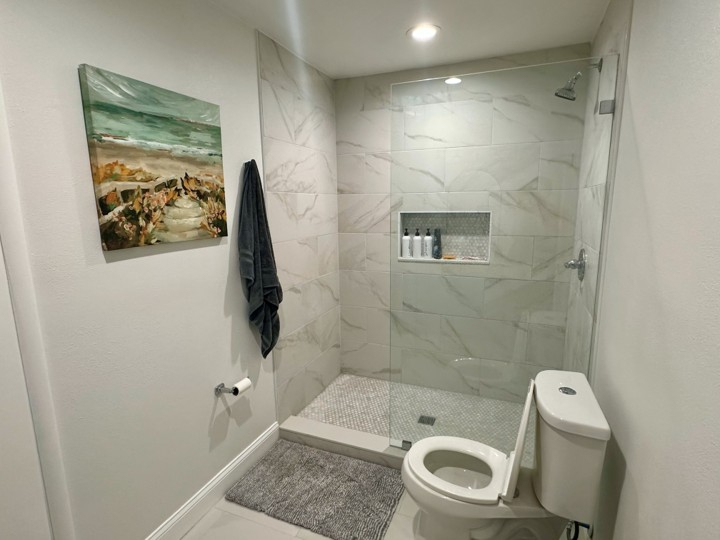 J’ADORE CETTE DOUCHE ! Vous êtes les bienvenus pour rester aussi longtemps que vous voulez (clin d’œ ...