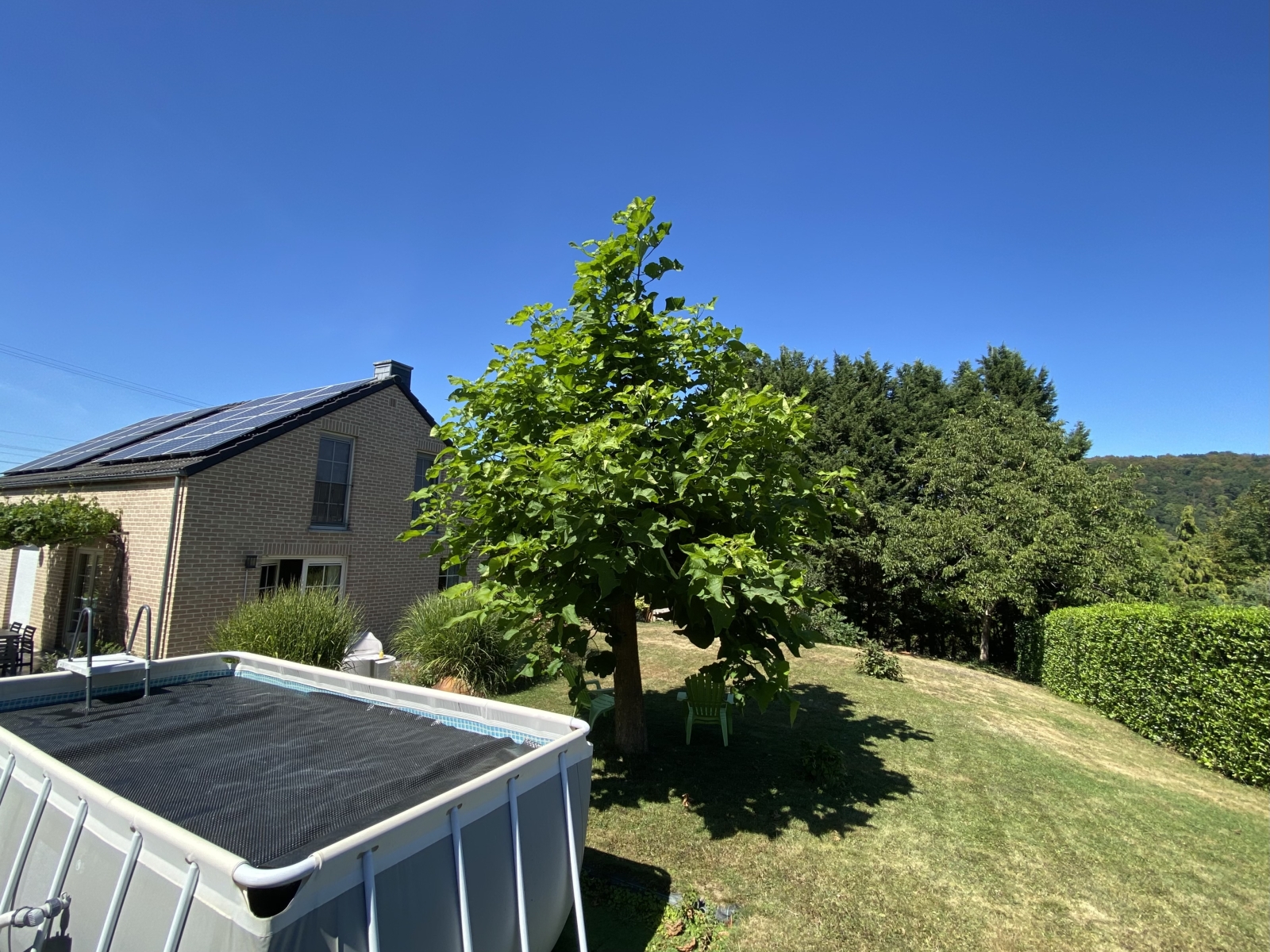 Casa a 4 facciate non lontano dai negozi in una zona tranquilla