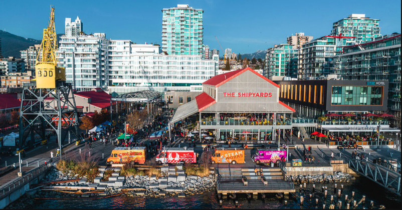 ¡Los astilleros! Una de las mejores zonas de North Shore (o incluso de Vancouver). ¡Marcadores nocturnos, espectáculos en vivo, parque acuático infantil, restaurantes y tiendas por doquier! También donde atraca el Seabus para llevarte directamente al centro desde North Van (aproximadamente 30 minutos andando o 5 minutos en coche).