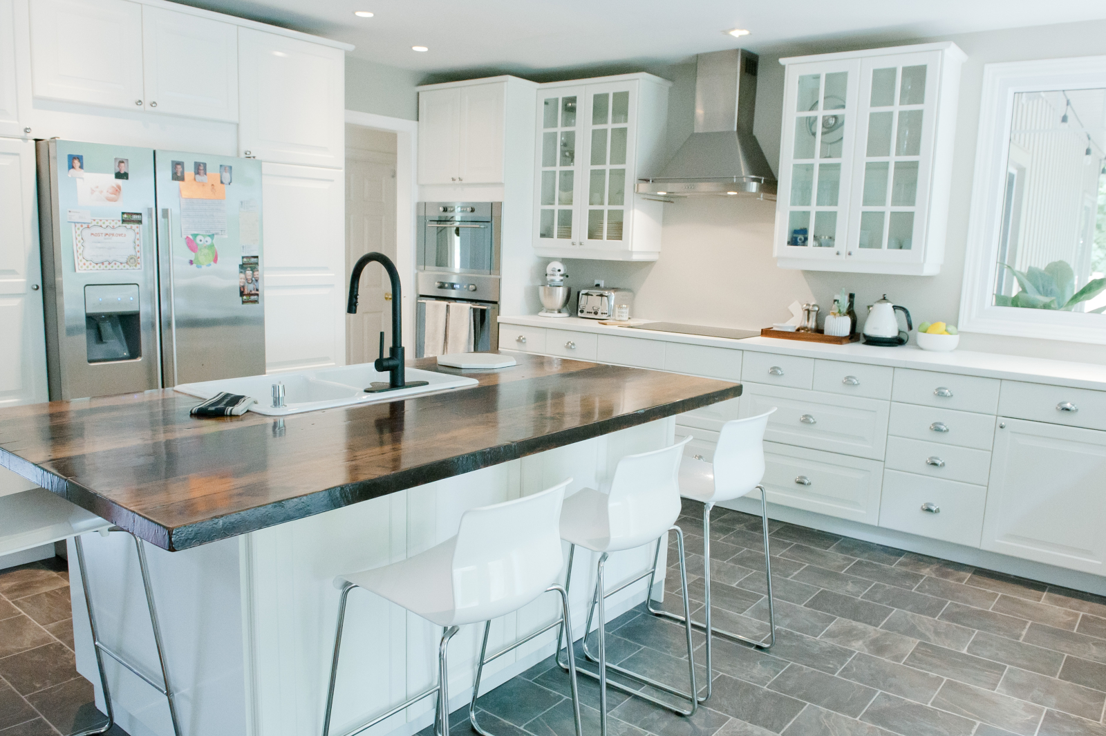 Fridge/freezer, double sink (dishwasher beside sink), wall oven, microwave & convection stovetop