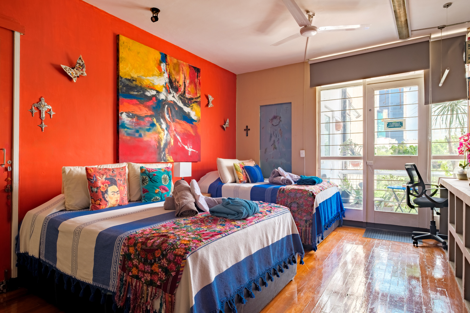 Family Room: Comfort with Mexican Essence and Shared Terrace

Enjoy the perfect combination of privacy, relaxation, and connection in our Family Room. Specially designed for groups of friends, families, or travelers seeking a wholesome, safe, and shared environment, this space offers all the comfort you need in the heart of Polanquito.
Equipped with two spacious and comfortable Queen Size beds, perfect for ensuring a restful sleep with high-quality linens.
Mexican style, the room blends warm colors and handpicked artisanal details that create a cozy, clean, and bright atmosphere.

🚿 Private bathroom Across the Hall:** For your total comfort and convenience, you have a private bathroom located right across from the room's entrance. Enjoy your own space with complete privacy, excellent lighting, and 24-hour hot water.

Shared Terrace Access:** Right outside your room, you will find our beautiful shared terrace. It is the perfect spot to enjoy the city's weather, read, unwind, or share a good conversation with other guests in a completely family-friendly, peaceful, and respectful atmosphere.