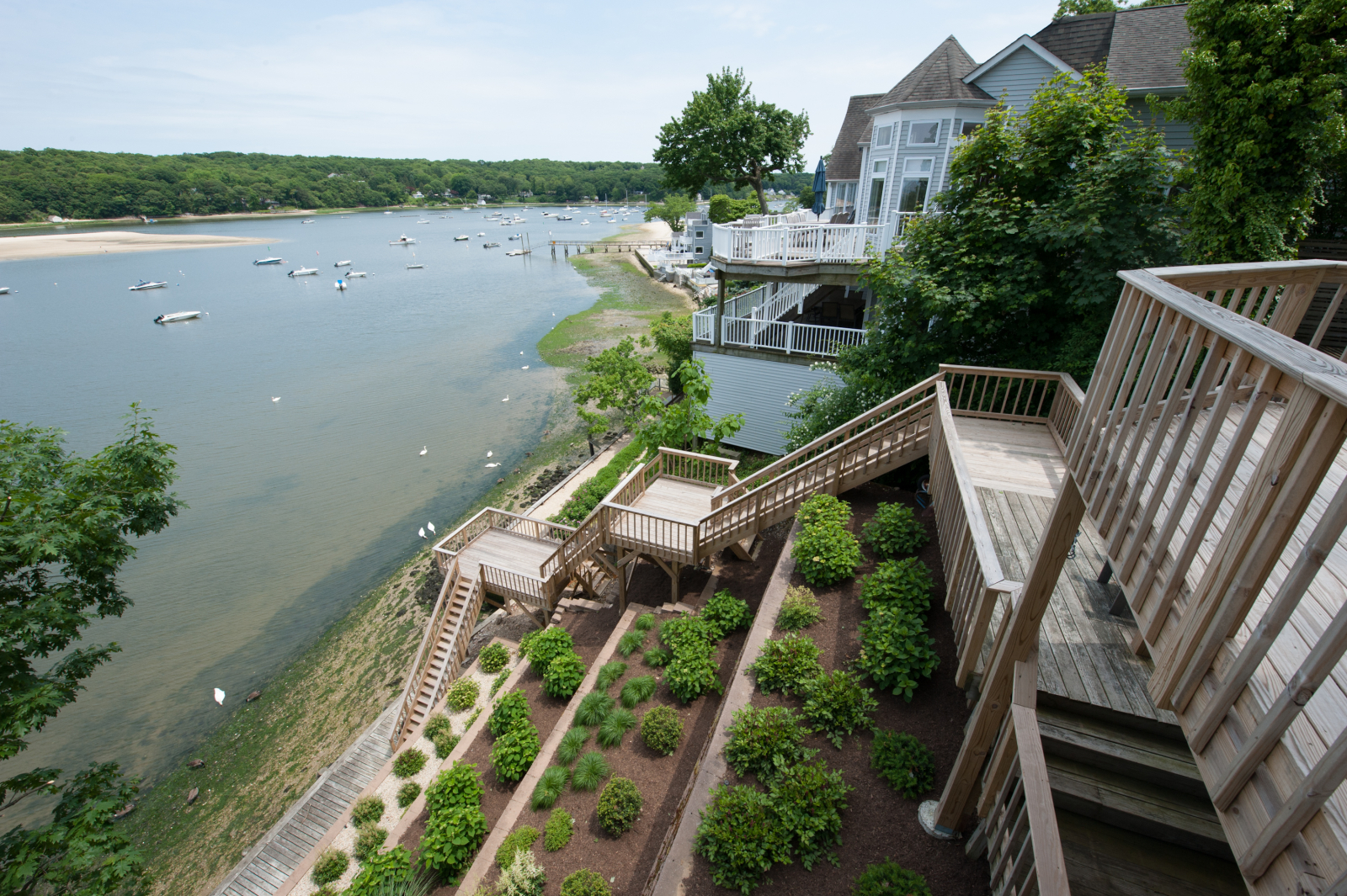 Escaliers et terrasses menant à l’eau