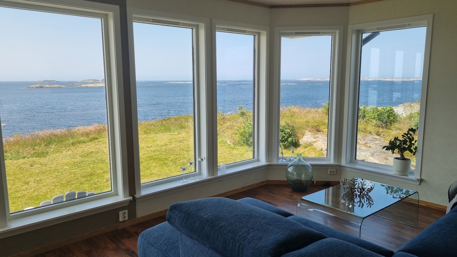 Onbeperkt oceaanzicht in een modern, aan zee gelegen huis