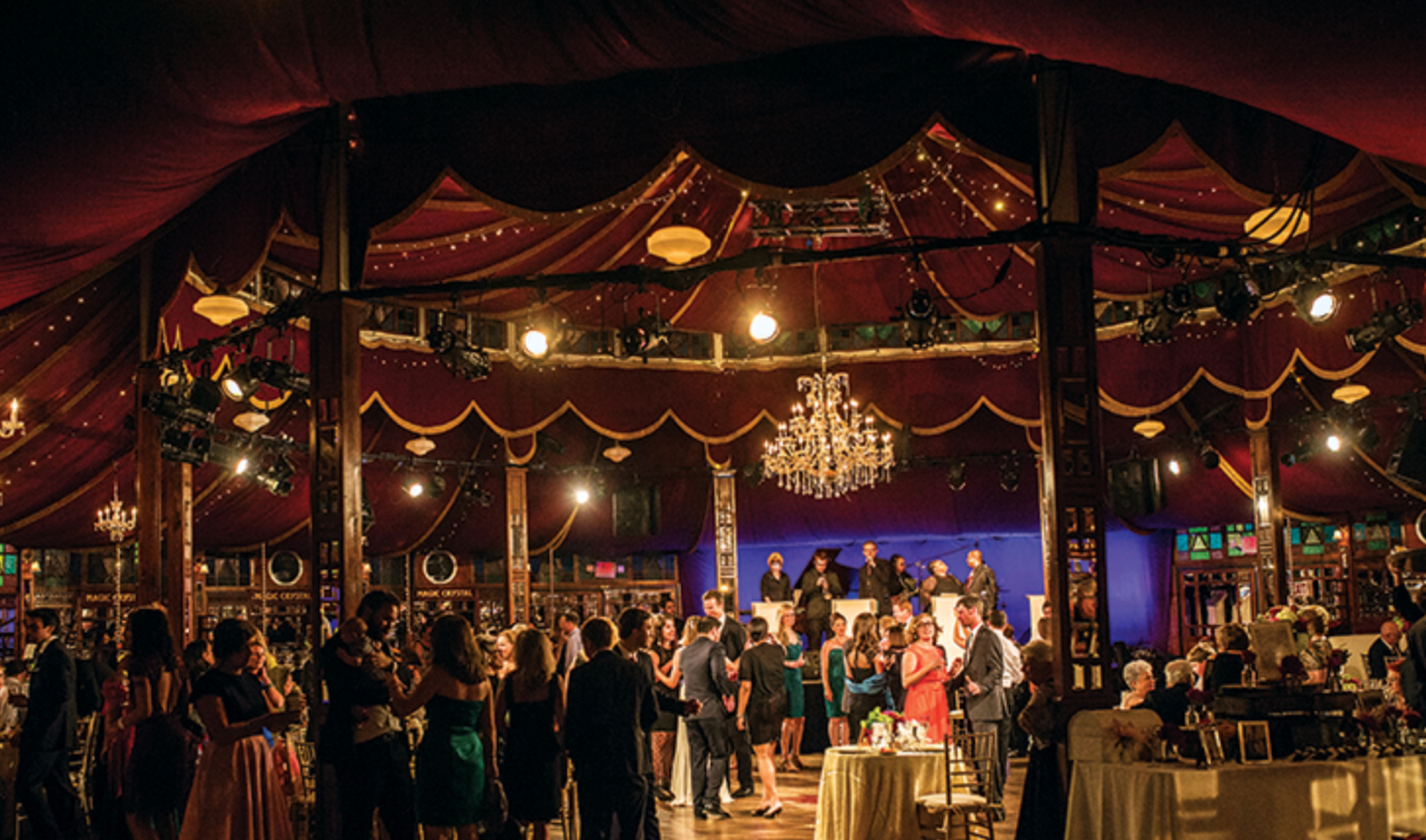 Spiegeltent au Bard College. C’est un truc d’été, mais wow ! Des performances incroyables, un décor ...