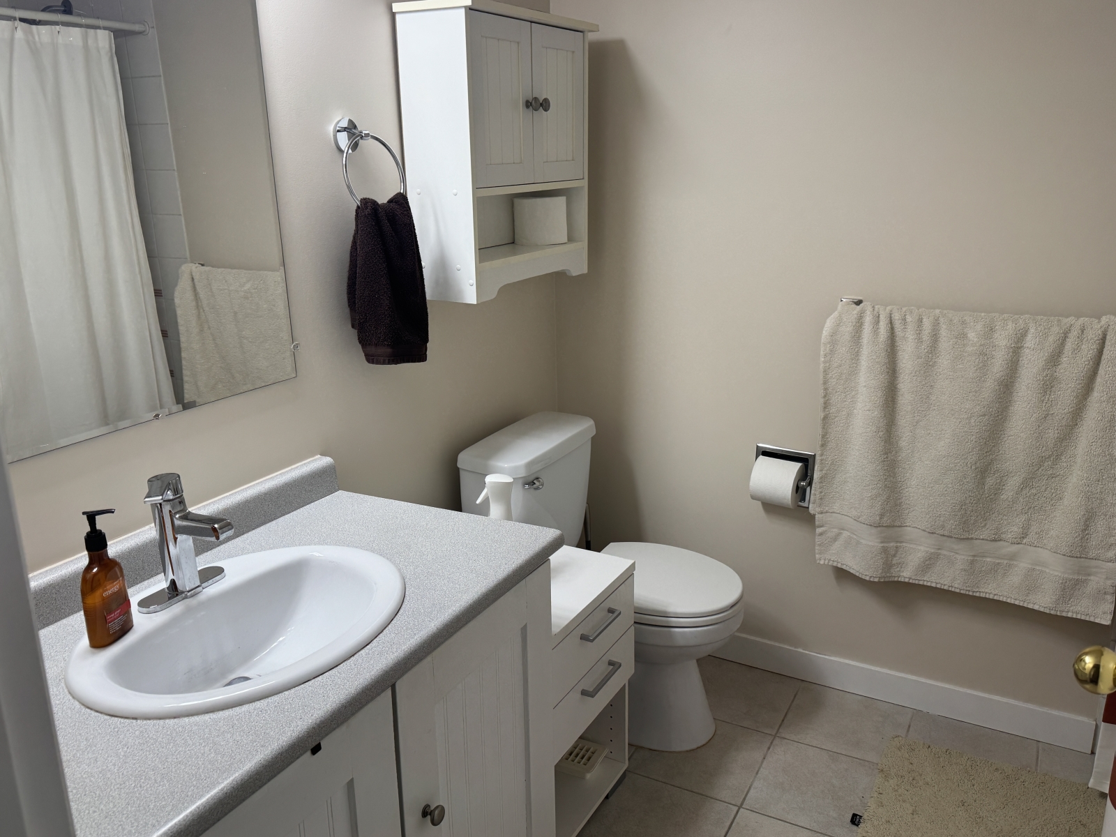 Suite moderne, confortable et lumineuse avec deux chambres.   Quartier privé et calme.