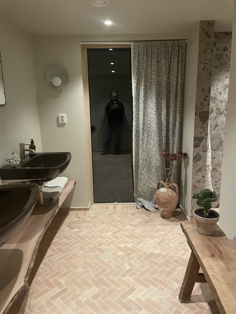 Badezimmer mit großer Dusche
