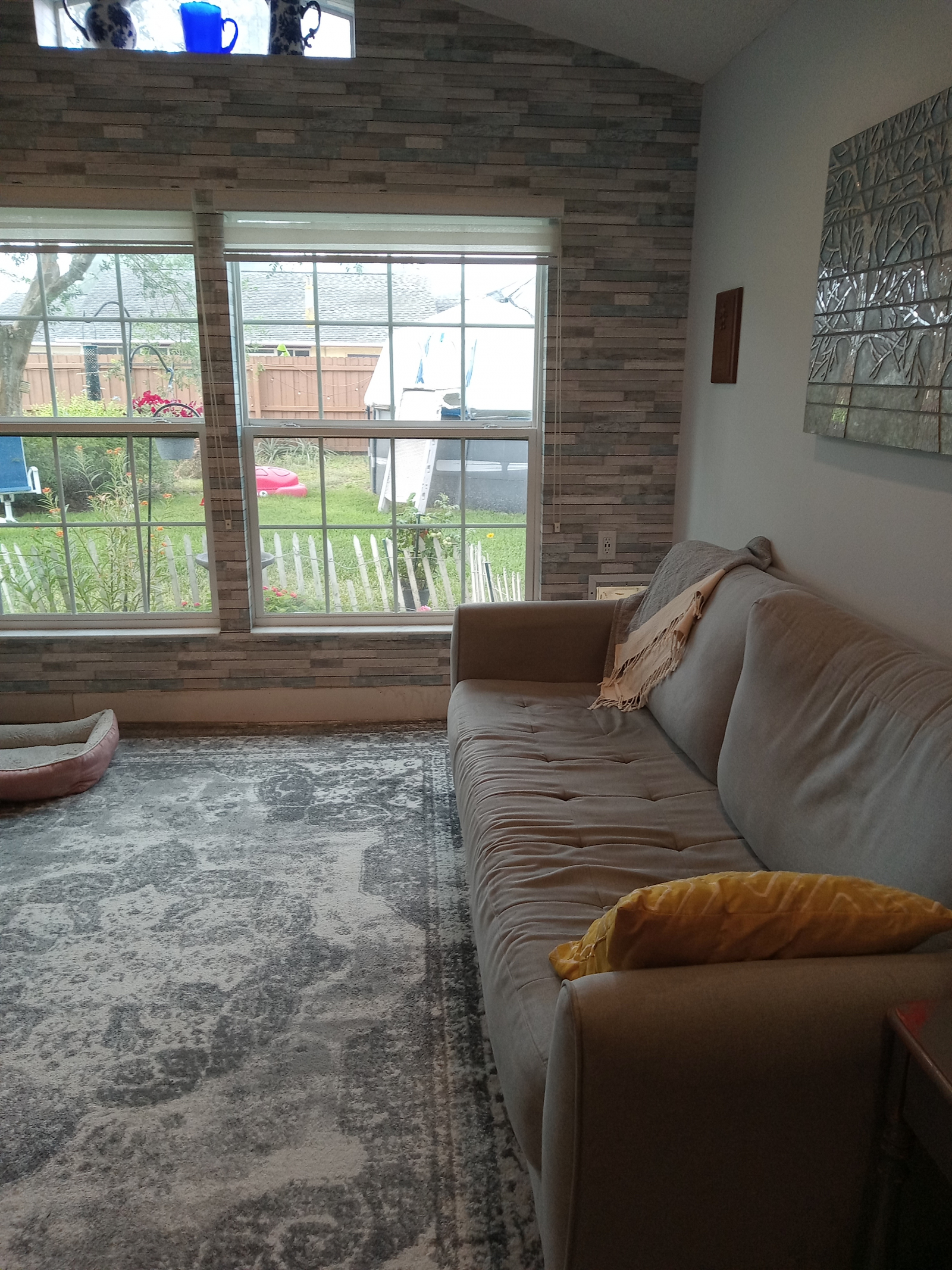 Mijn favoriete plek in huis is de bank in de familiekamer met uitzicht op de achtertuin en het boven ...