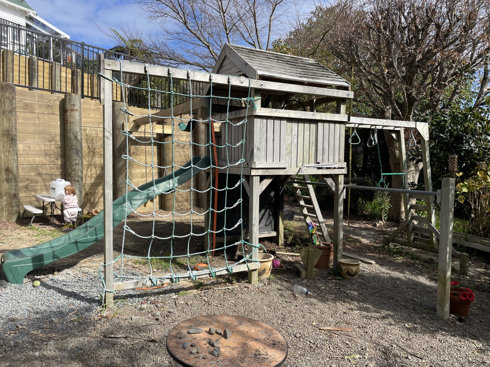 Sunny home… 4 minutes drive to New Zealand’s best Family Friendly Beach, with ocean views, native birds and a playground!