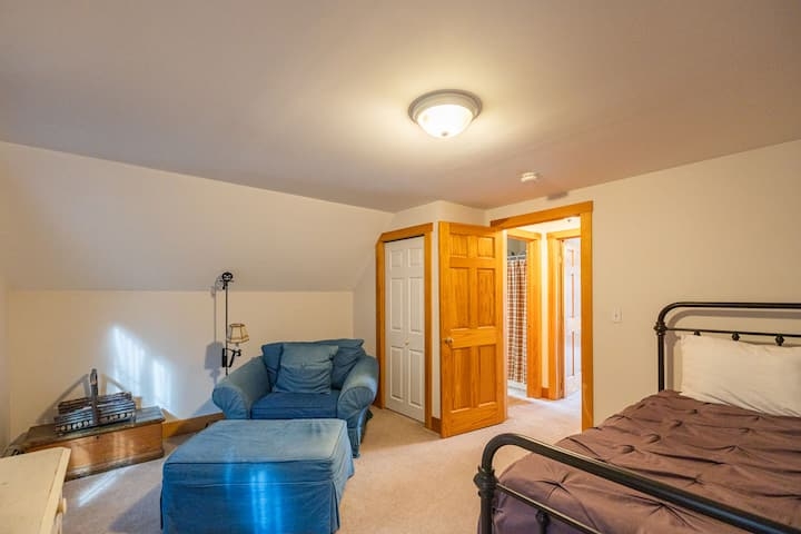 Family home in the Maine mountains, with direct access to trails, walk to Bethel, and 10 min to Sunday River!