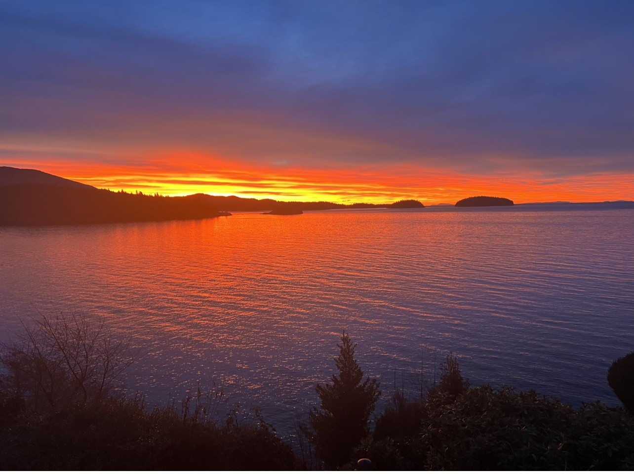 Lever de soleil sur l'eau.