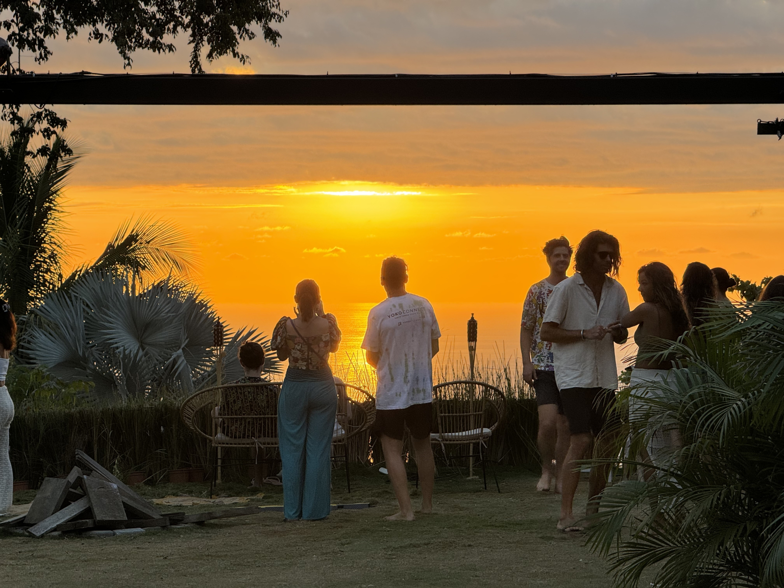 Una de las puestas de sol únicas desde nuestro jardín con amigos 🙌🌅