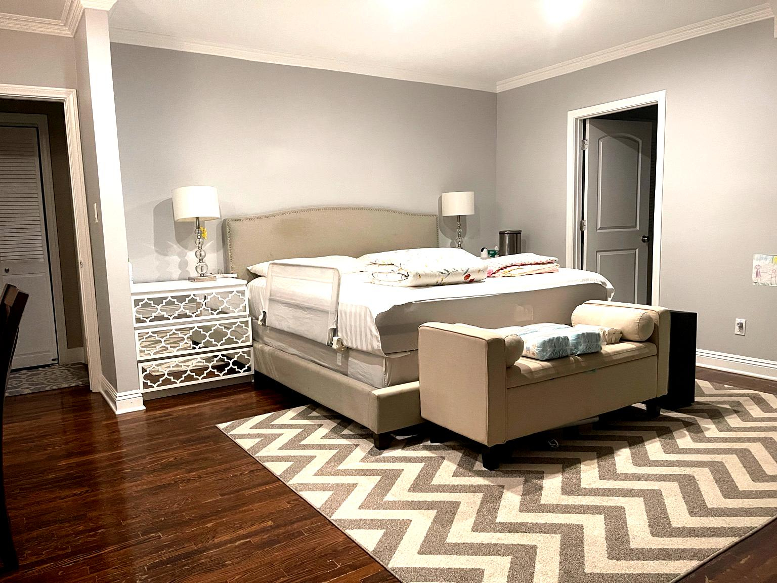 Geräumiges Hauptschlafzimmer mit Kingsize-Bett.