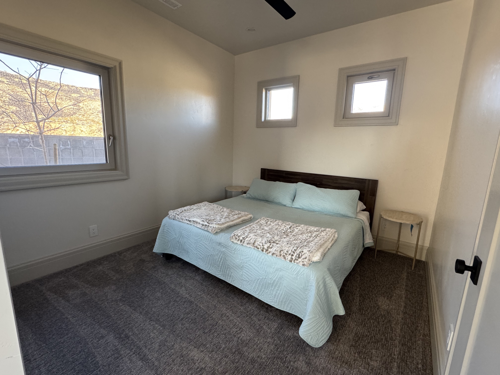 Chambre de droite avec porte de salle de bain attenante à droite. Ventilateur de plafond à 4 vitesse ...