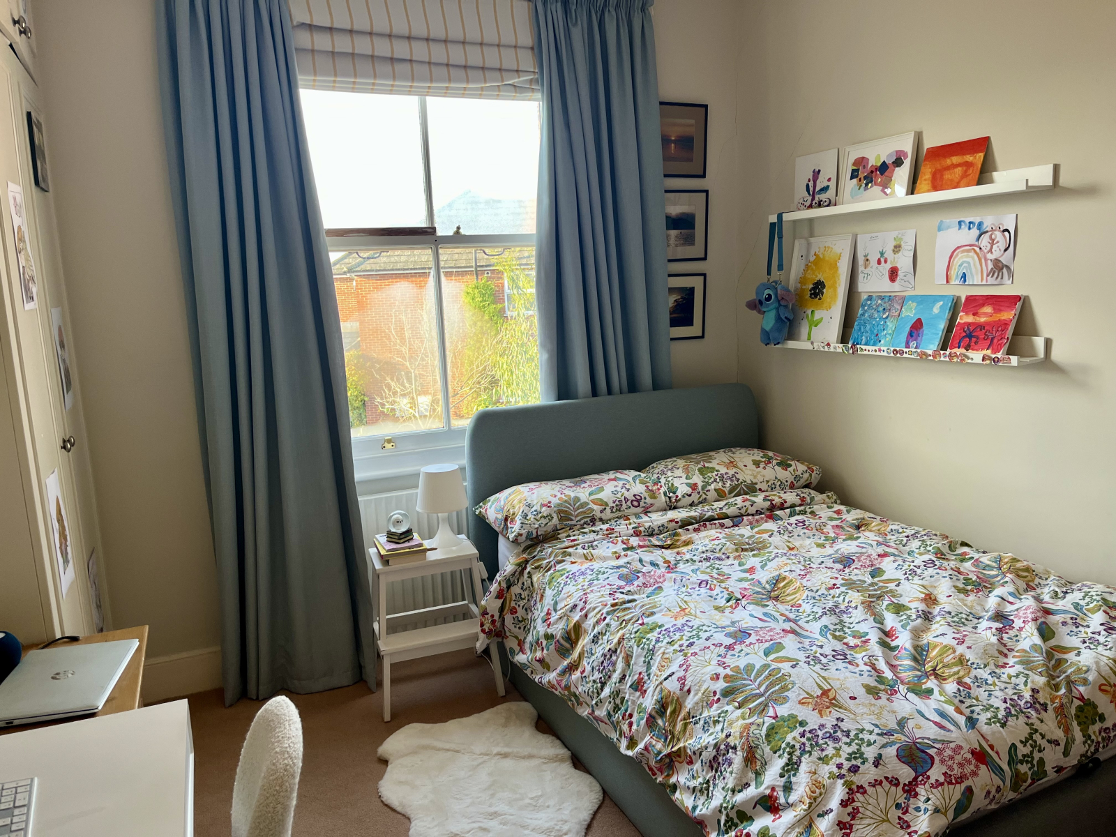 Tweede slaapkamer met een klein tweepersoonsbed (120 cm breed) en een bureau en werkstation aan de z ...