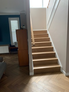 Trappenhuis naar bovenverdieping