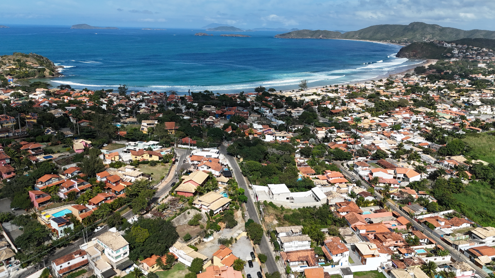 Vista aérea do condomínio mostrando a proximidade da praia