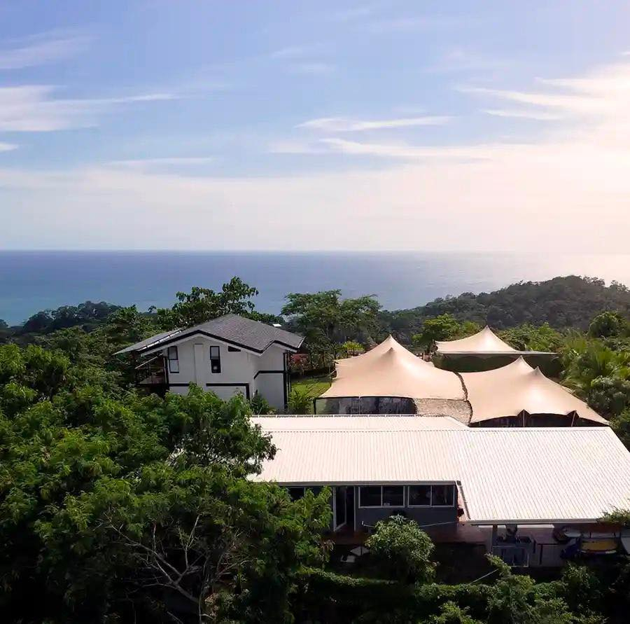 Vista dron de todo el territorio: Casa Blanca, Casa Joy y debajo de las carpas: cubierta de yoga, es ...