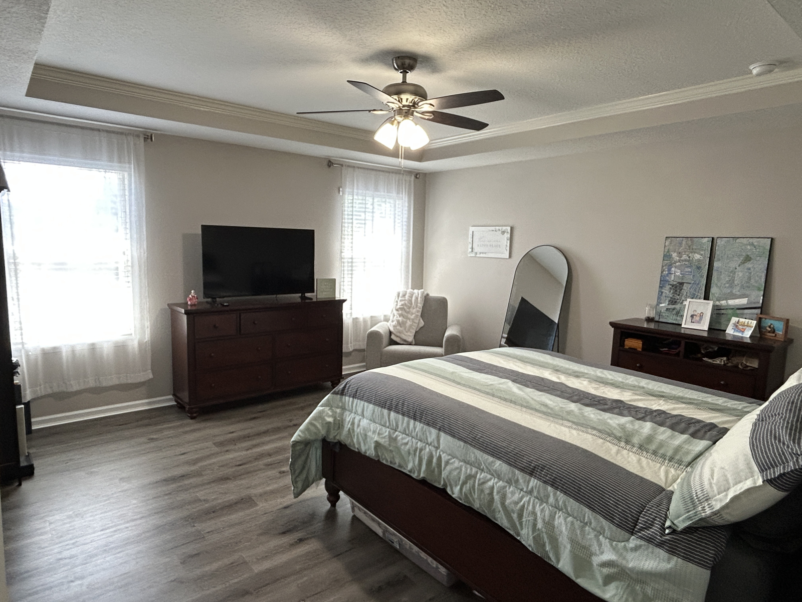 Dormitorio principal con cama queen, TV de 55 pulgadas y amplio baño en suite.