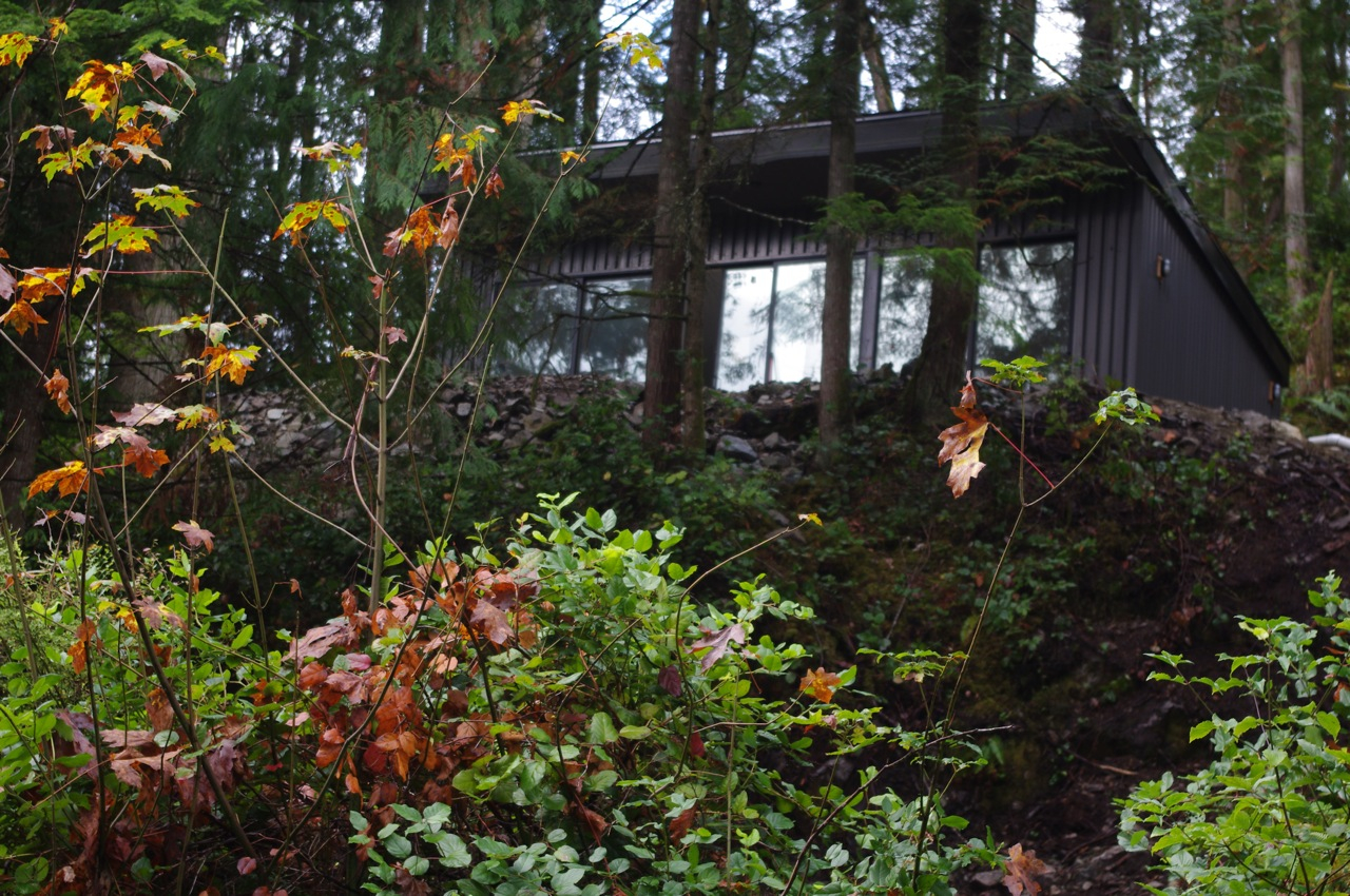 Außenfassade aus grauem Metall mit 3 Sätzen 8 Fuß hoher Glasschiebetüren an der Vorderseite.