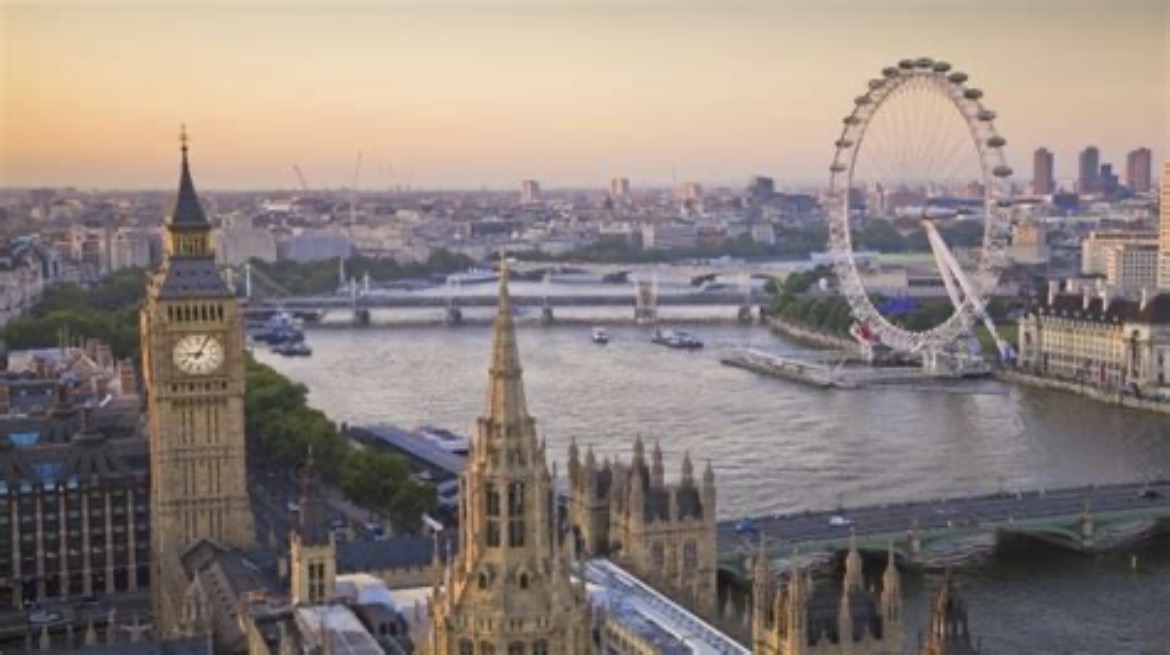 Modern apartment in East London with stunning view of city skyline - perfect for exploring the city.