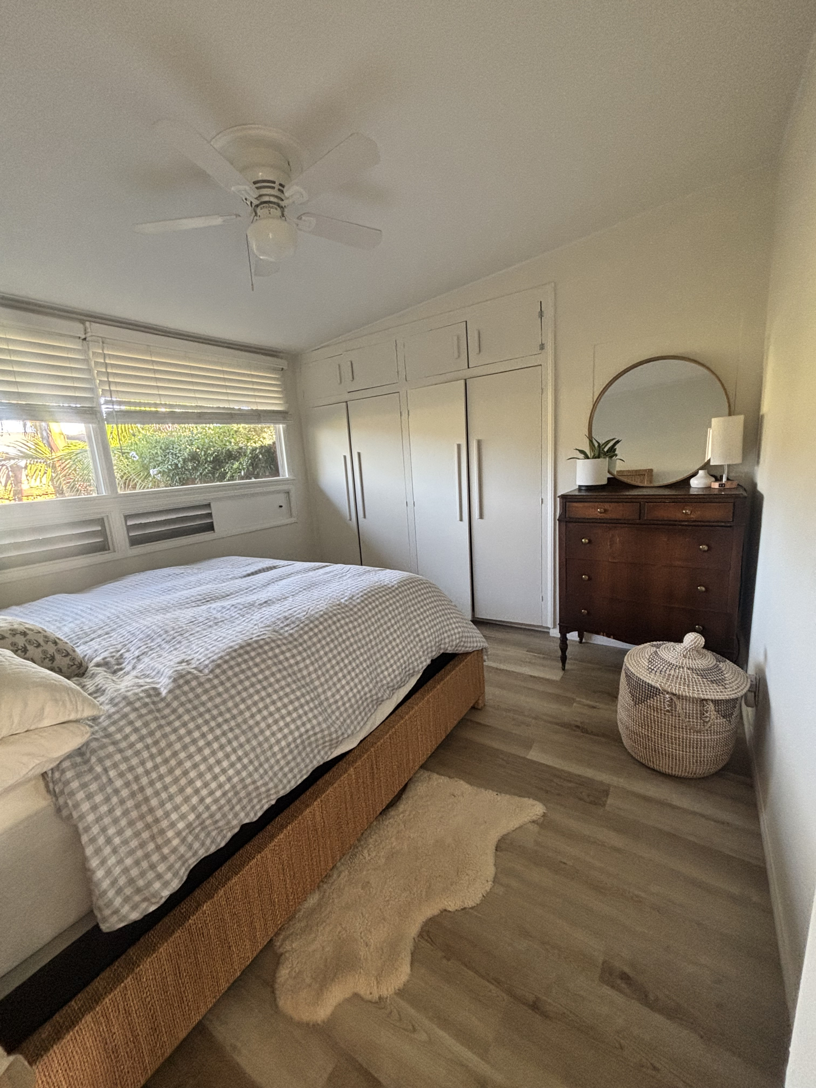 Dormitorio 1 con cama king size y ventana al patio trasero