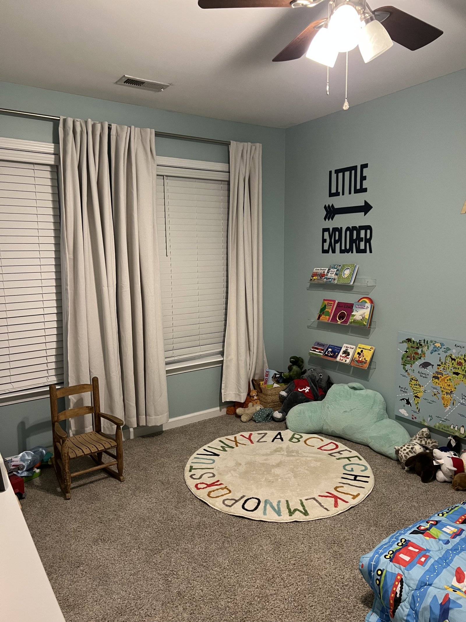 2nd bedroom with a reading nook for toddlers/young kids