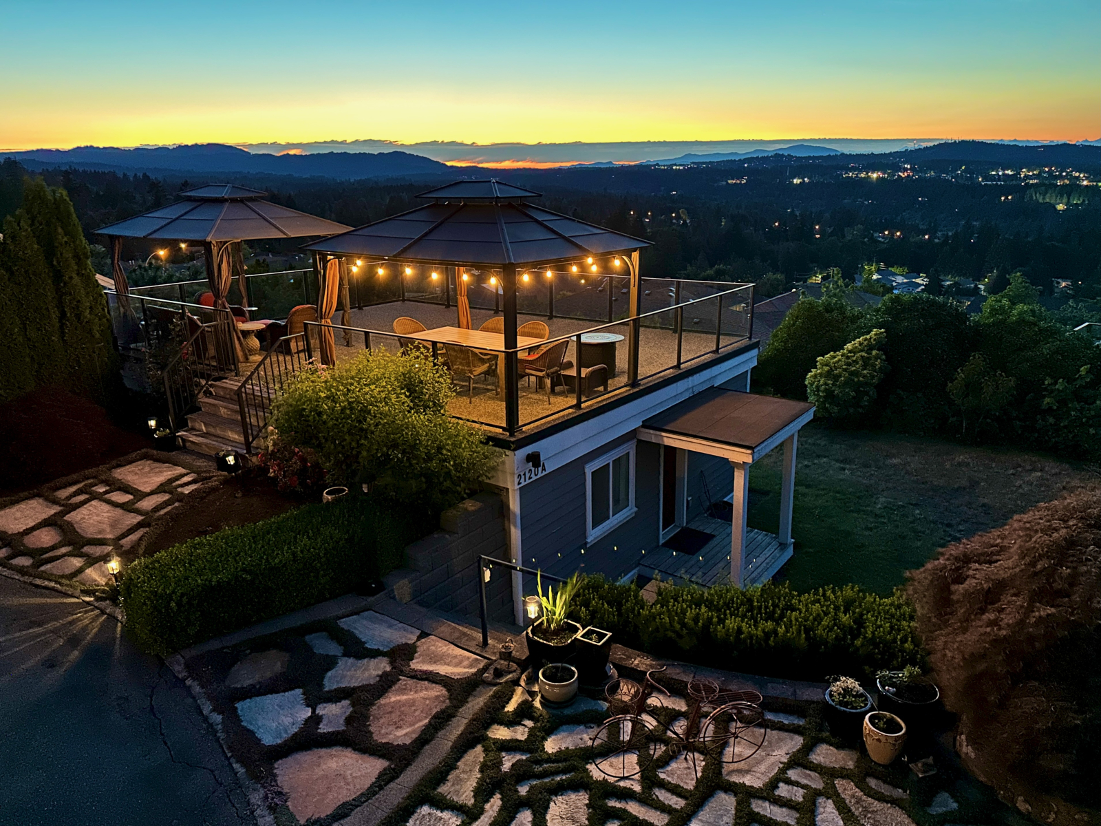 Terrazza privata con due gazebo coperti. Vista panoramica della valle, delle montagne, dell'oceano e ...
