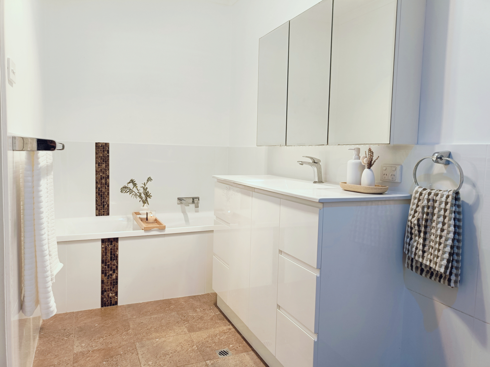 Bagno principale - con vasca, doccia e servizi igienici.