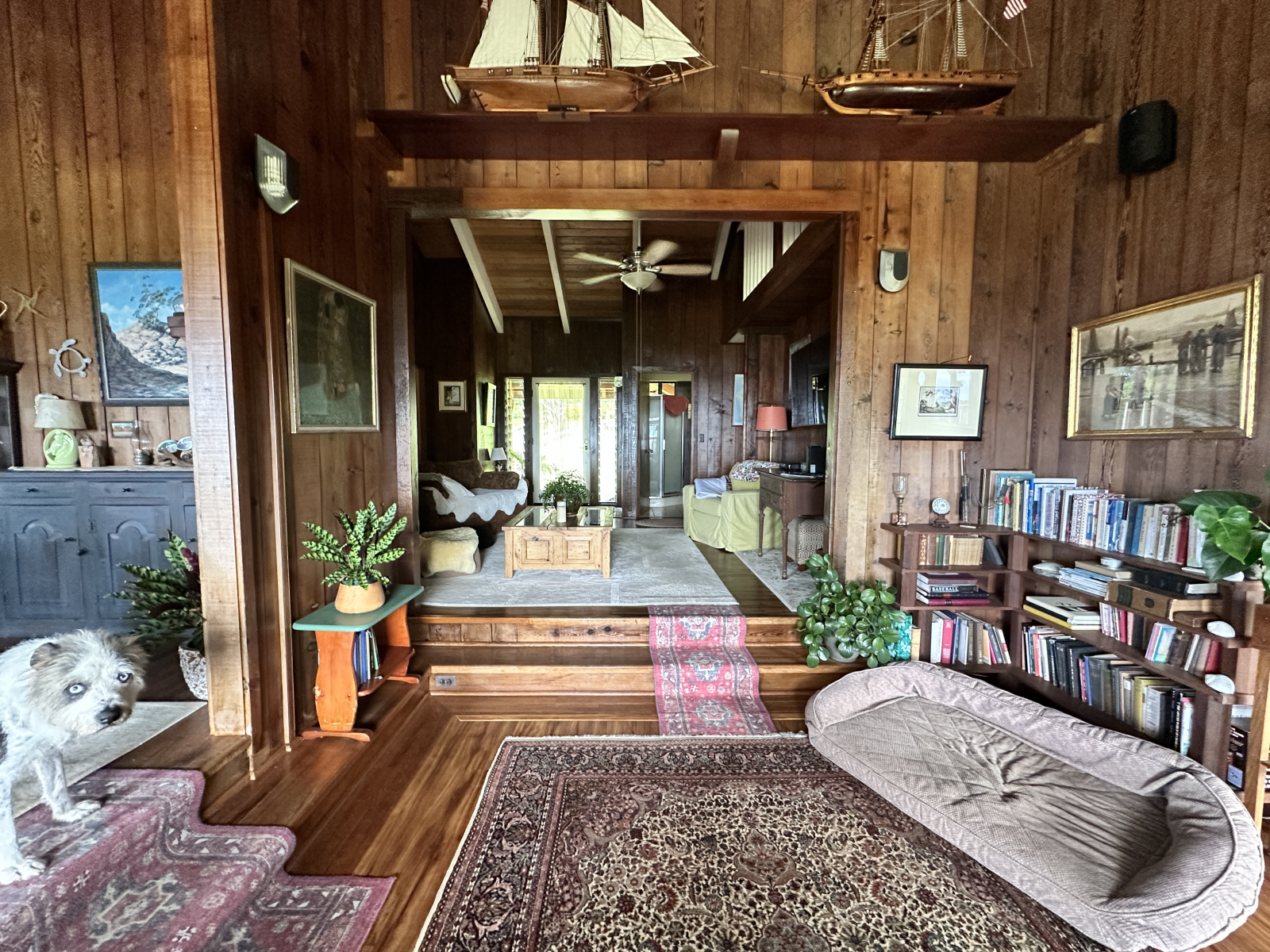 Blick auf das Wohnzimmer, den Fernsehraum und die Haustür, die von oben auf der Einfahrt sichtbar sind