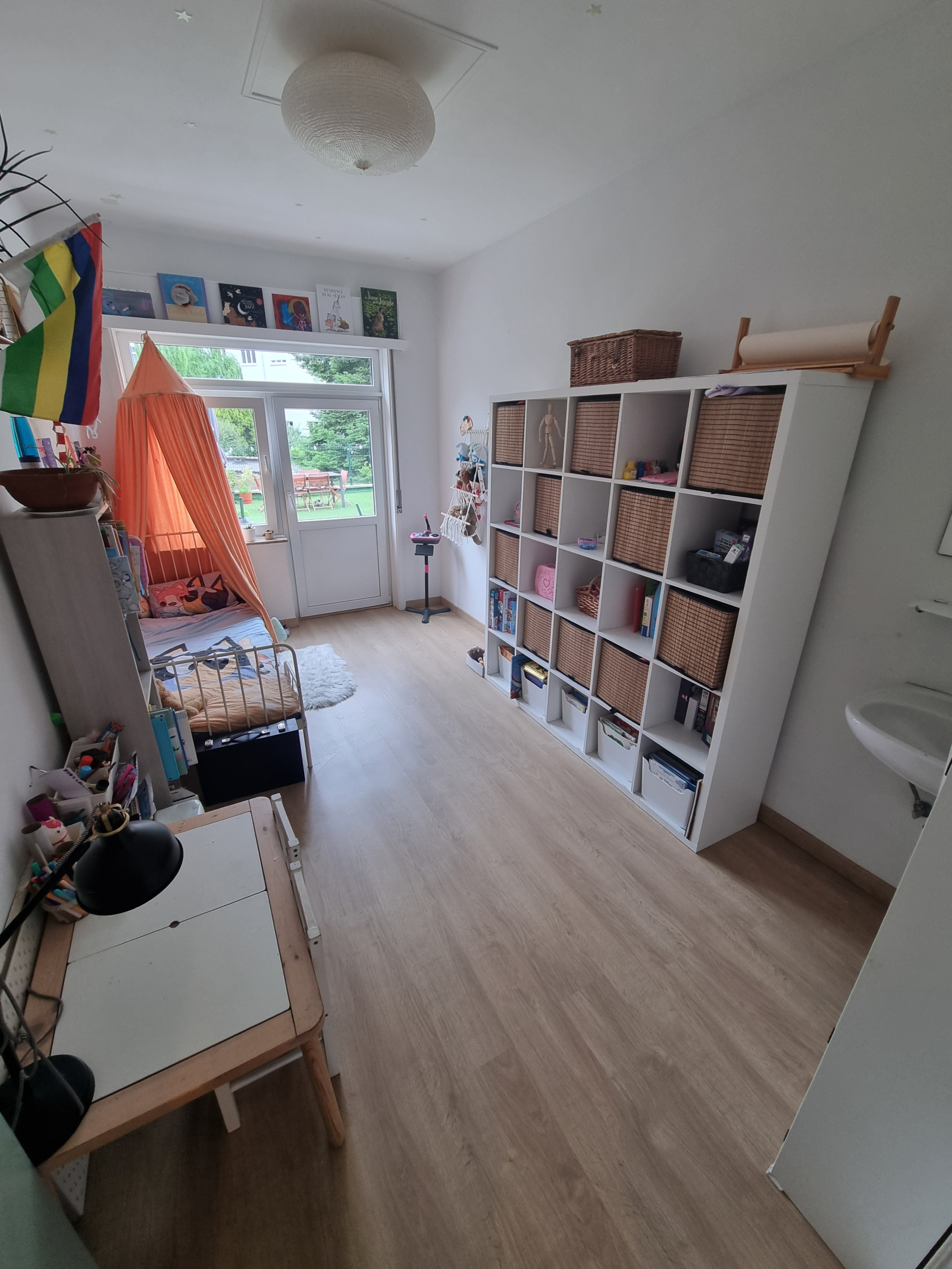 Dormitorio individual con acceso a la terraza