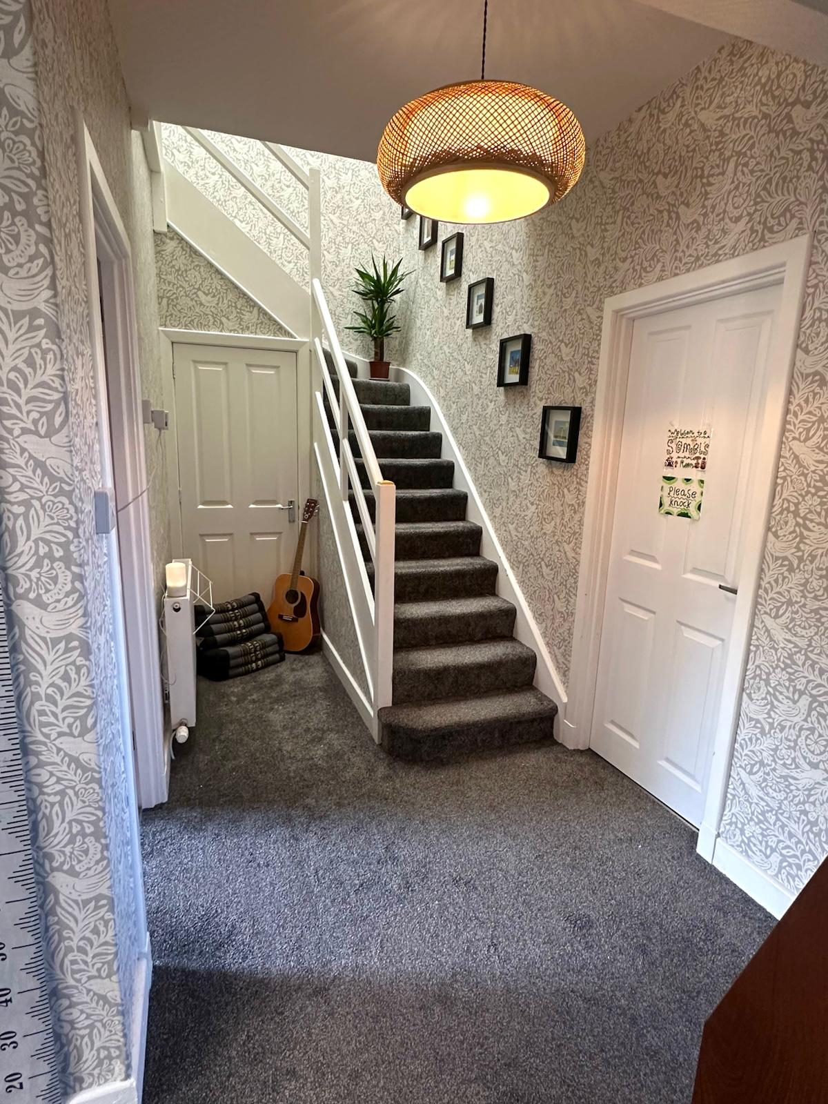 Patamar do primeiro andar que leva a 3 quartos infantis e banheiro.